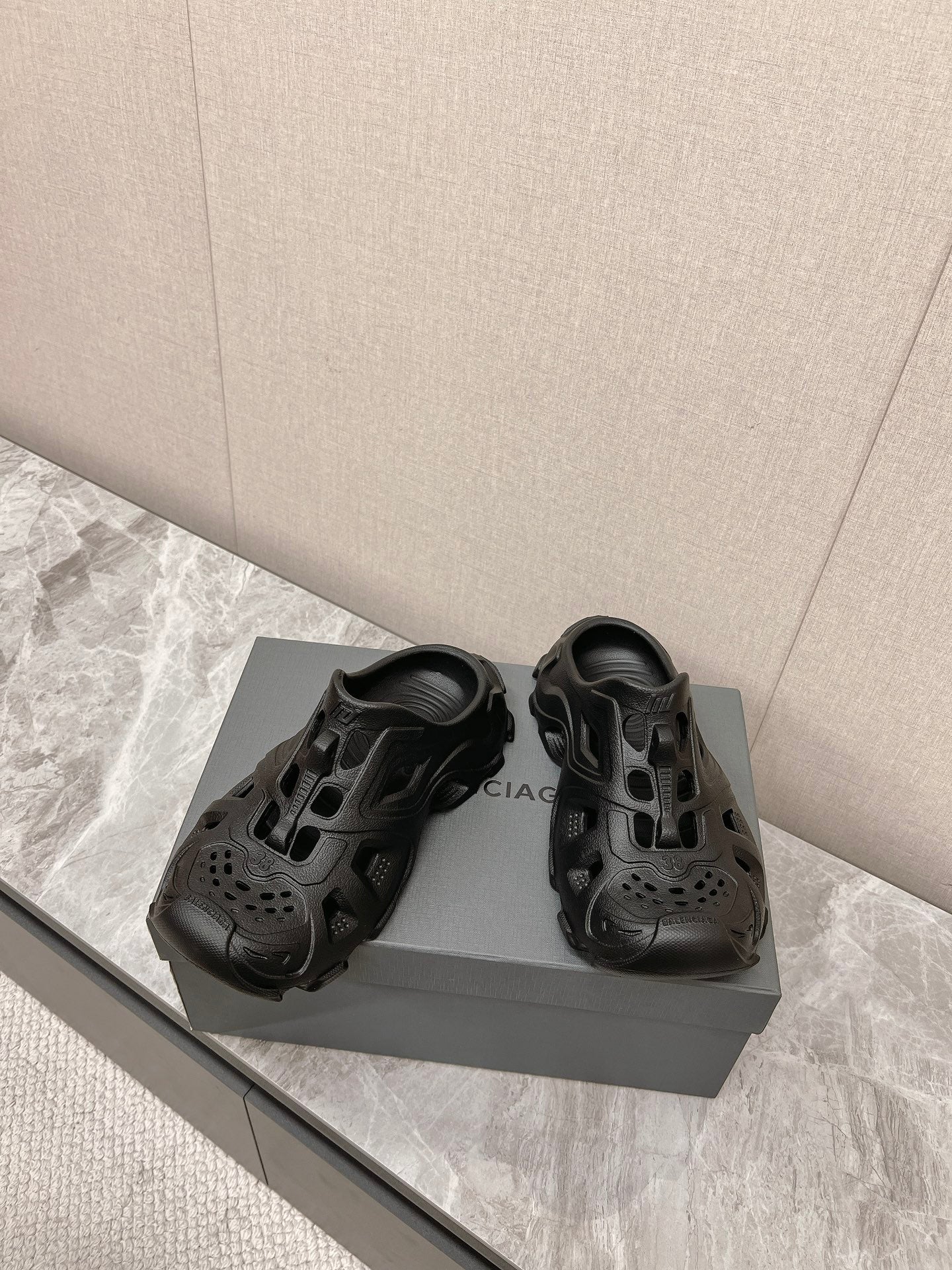 CUT-OUT MULES IN BLACK RUBBER - 36