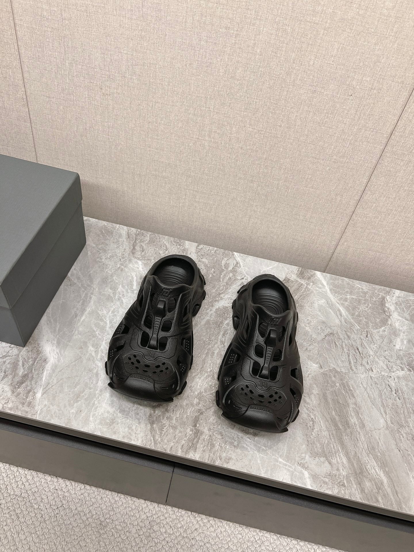 CUT-OUT MULES IN BLACK RUBBER - 36