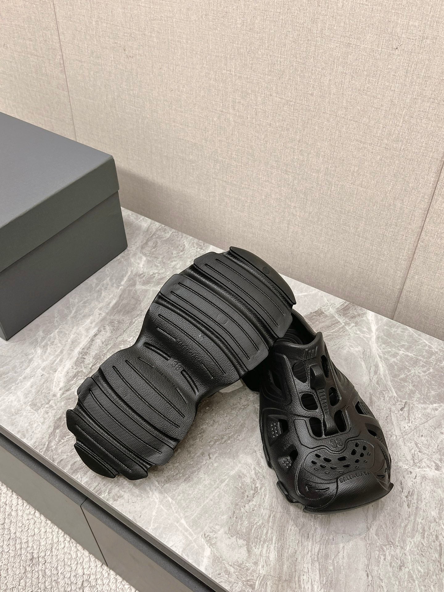CUT-OUT MULES IN BLACK RUBBER - 36