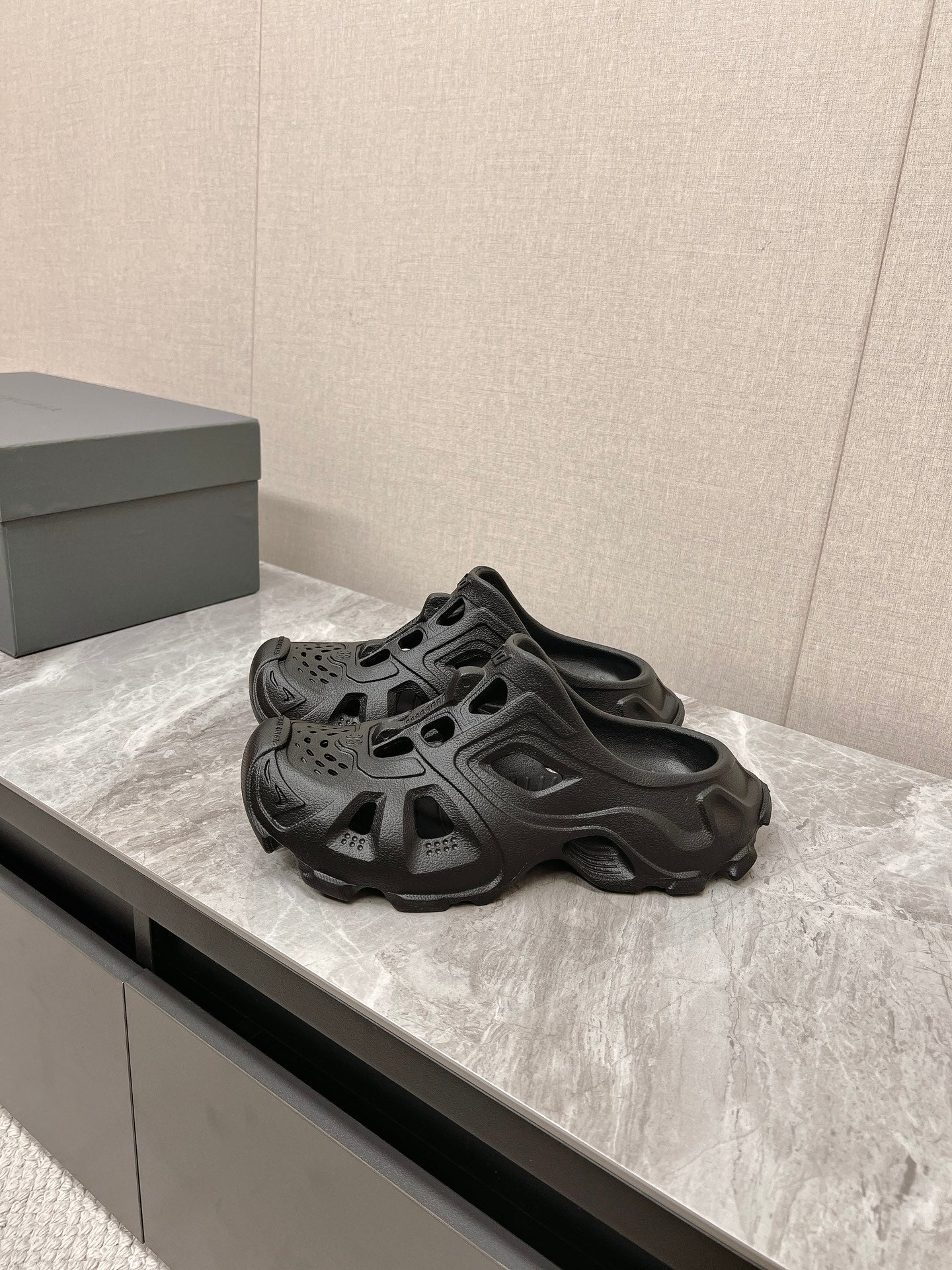 CUT-OUT MULES IN BLACK RUBBER - 36