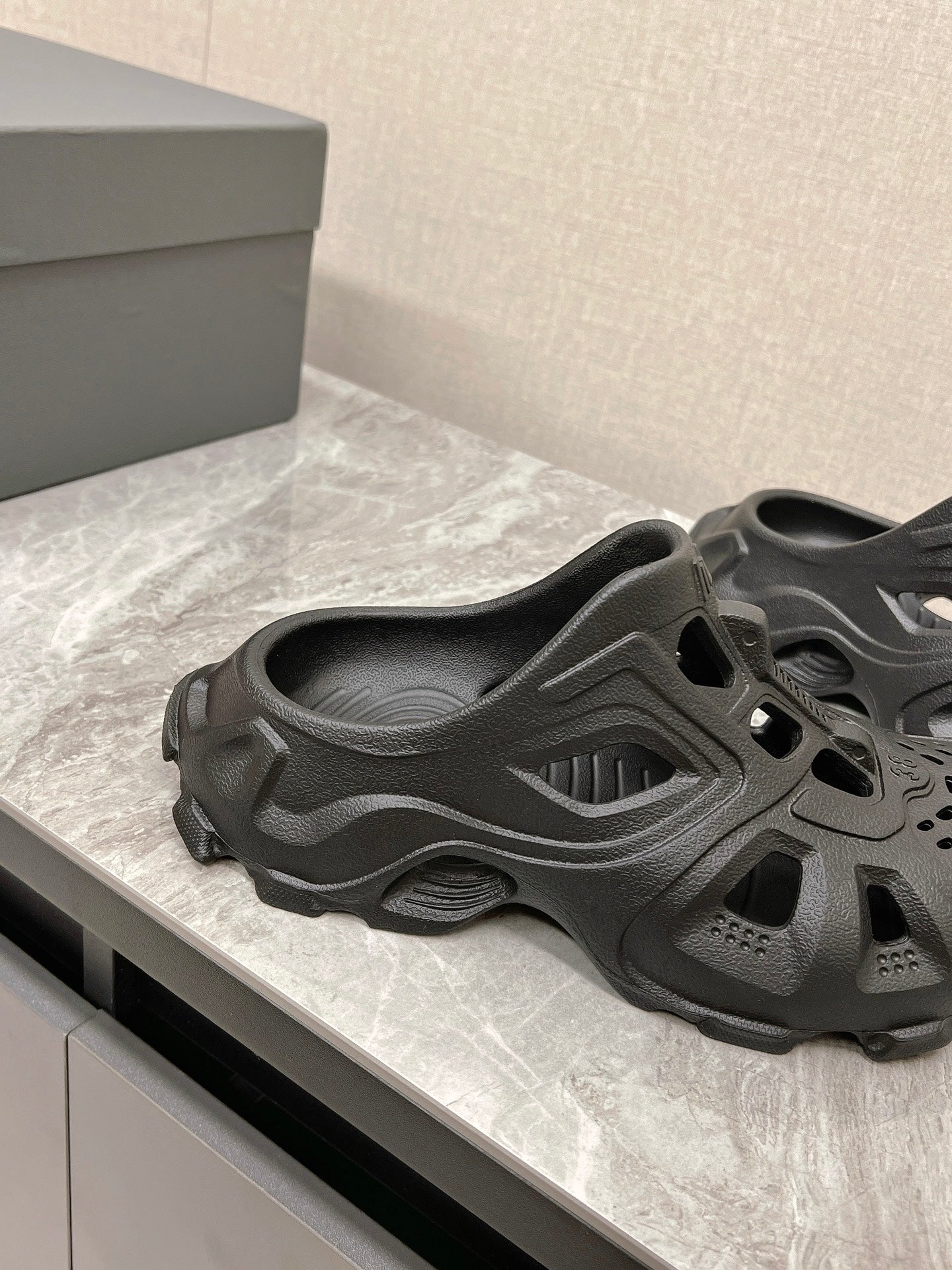 CUT-OUT MULES IN BLACK RUBBER - 36