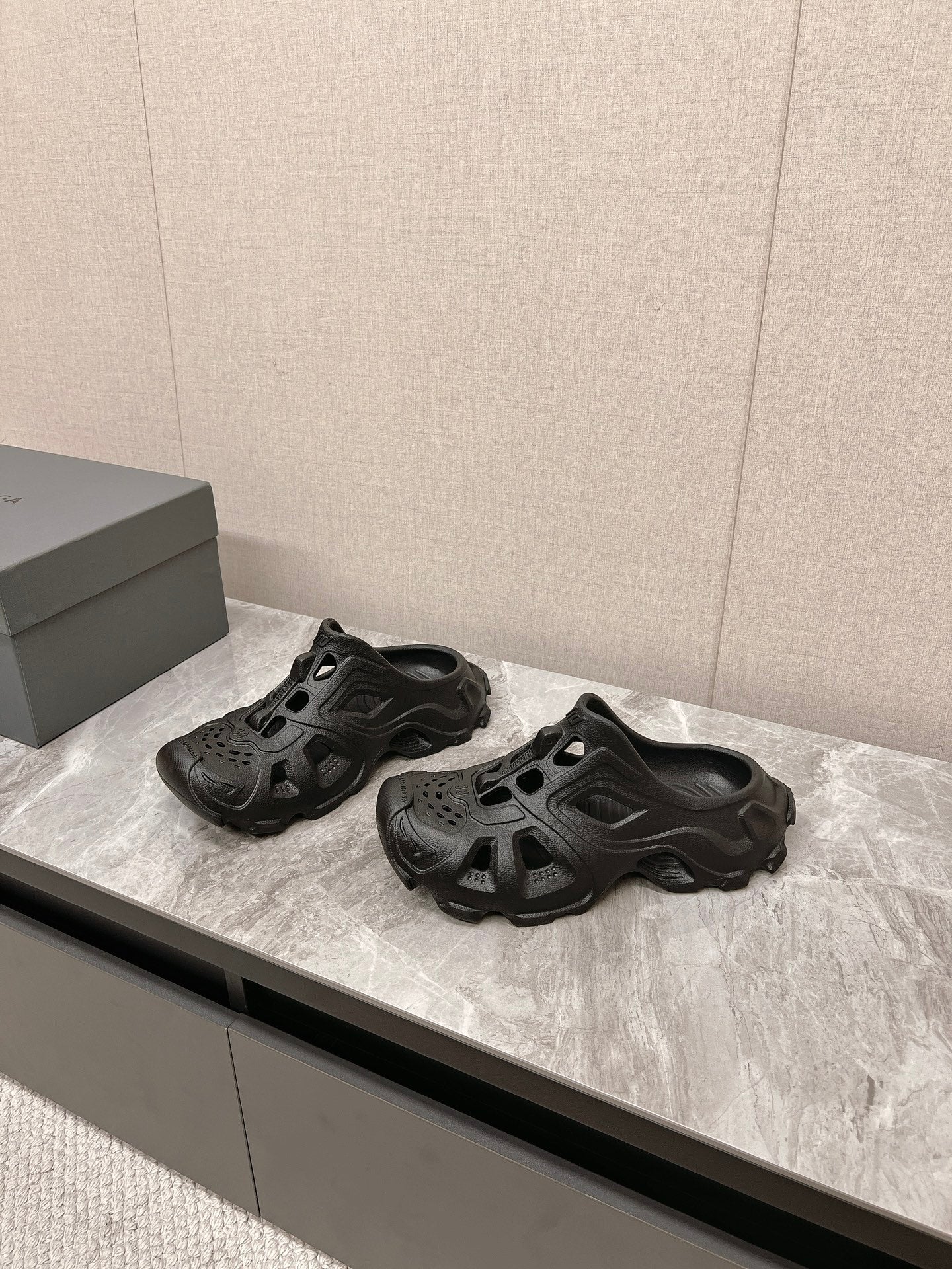 CUT-OUT MULES IN BLACK RUBBER - 36