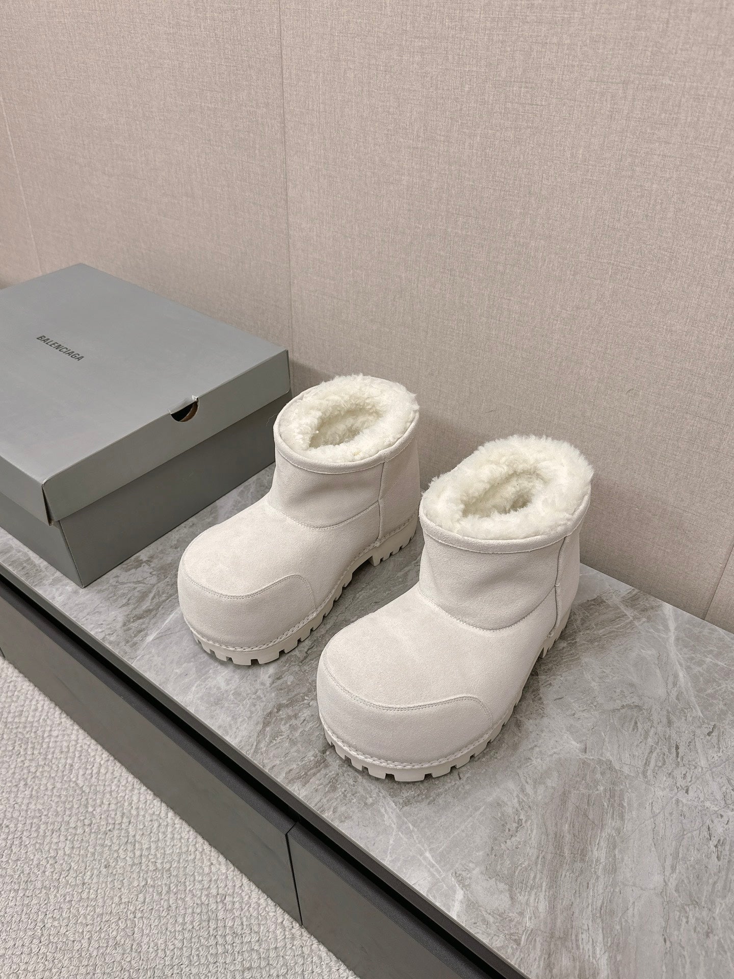 ALASKA BOOTIE IN WHITE SUEDE AND WOOL LINING - 35