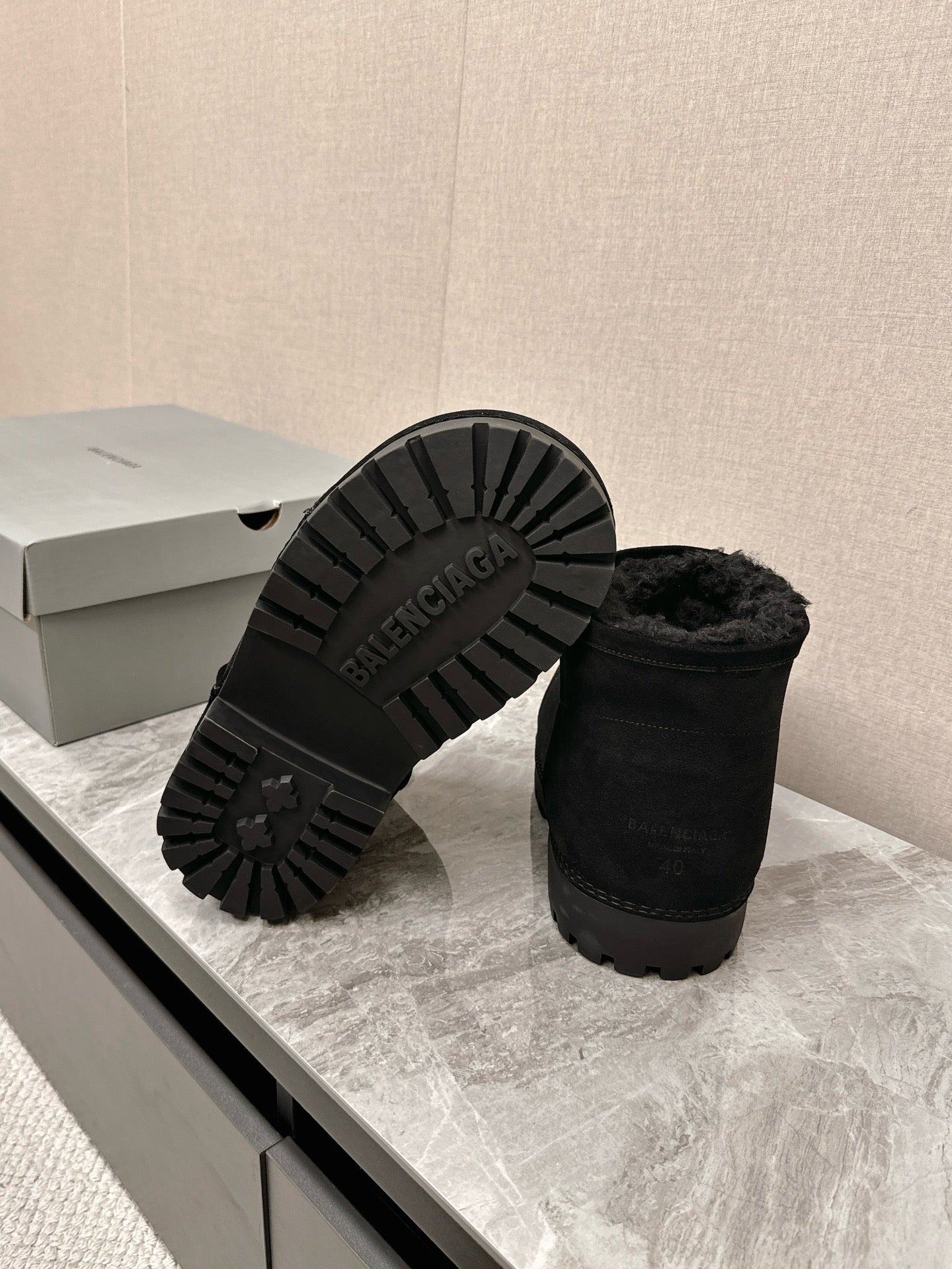 ALASKA BOOTIE IN BLACK SUEDE AND WOOL LINING - 35