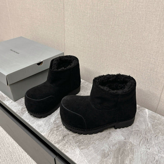ALASKA BOOTIE IN BLACK SUEDE AND WOOL LINING - 35