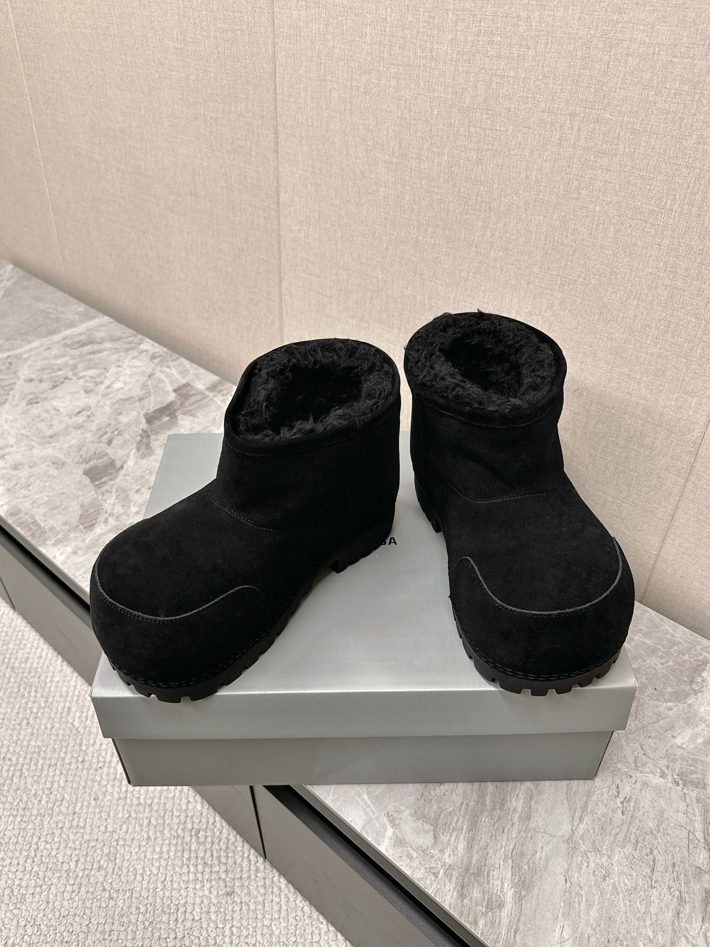 ALASKA BOOTIE IN BLACK SUEDE AND WOOL LINING - 35