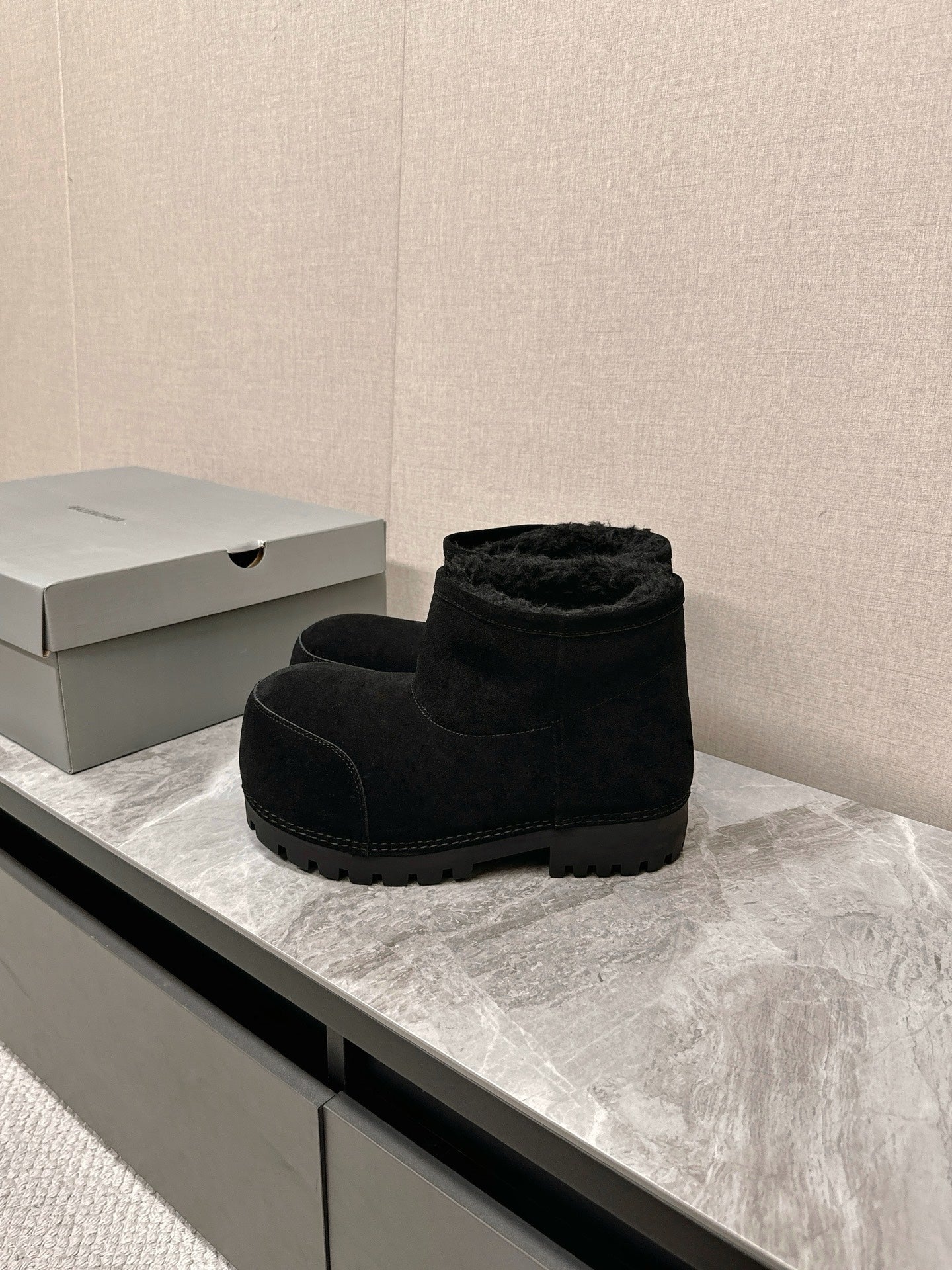 ALASKA BOOTIE IN BLACK SUEDE AND WOOL LINING - 35