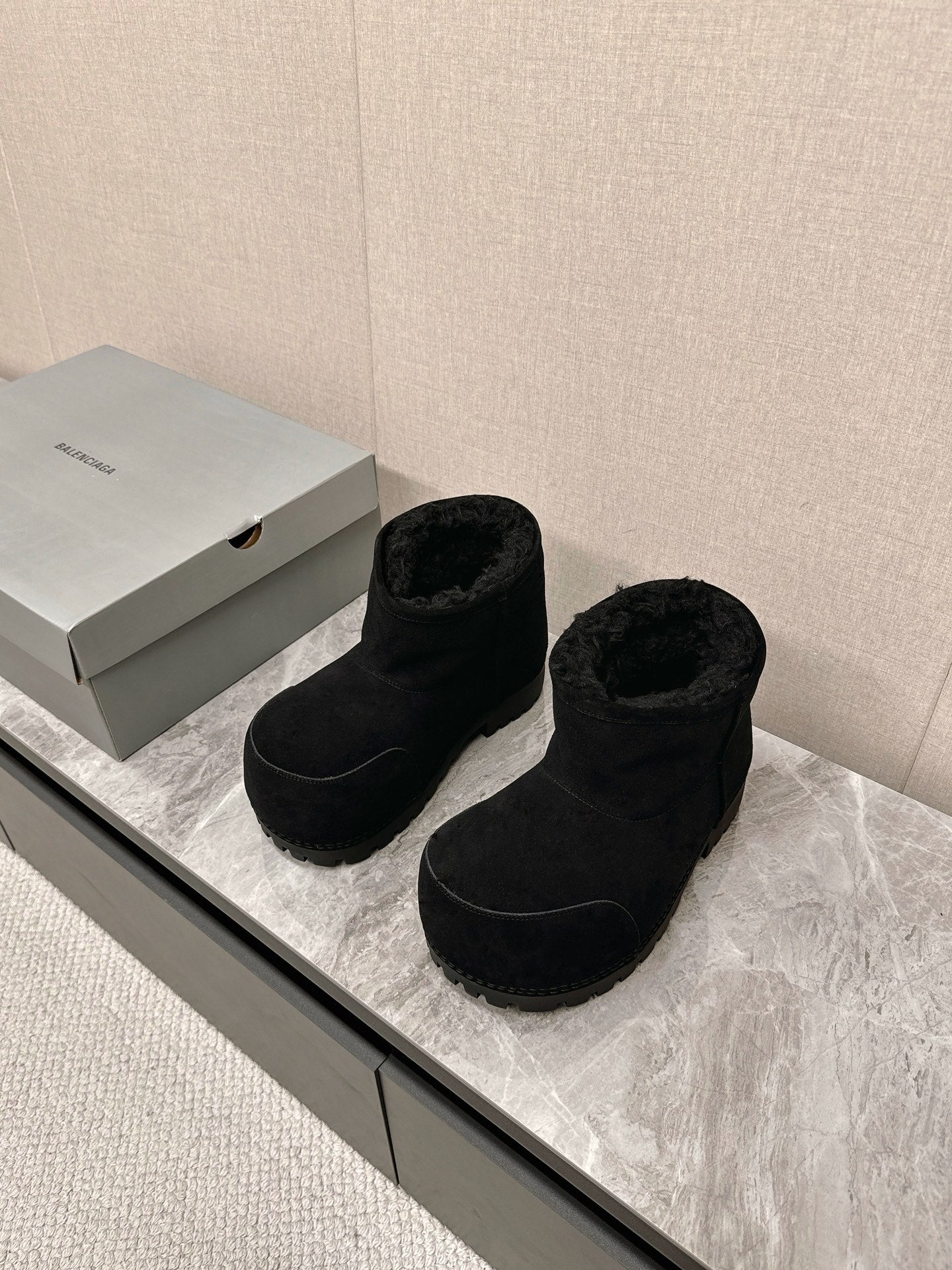 ALASKA BOOTIE IN BLACK SUEDE AND WOOL LINING - 35