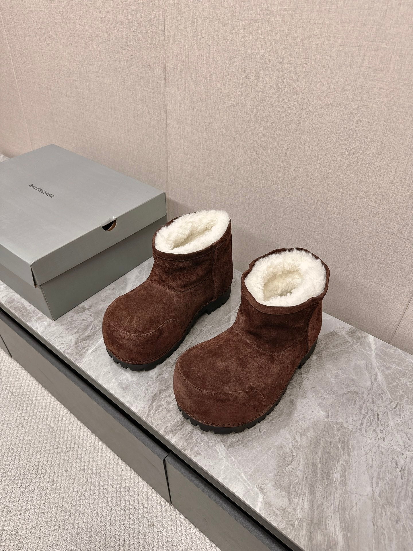 ALASKA BOOTIE IN CHOCOLATE SUEDE AND WOOL LINING - 35
