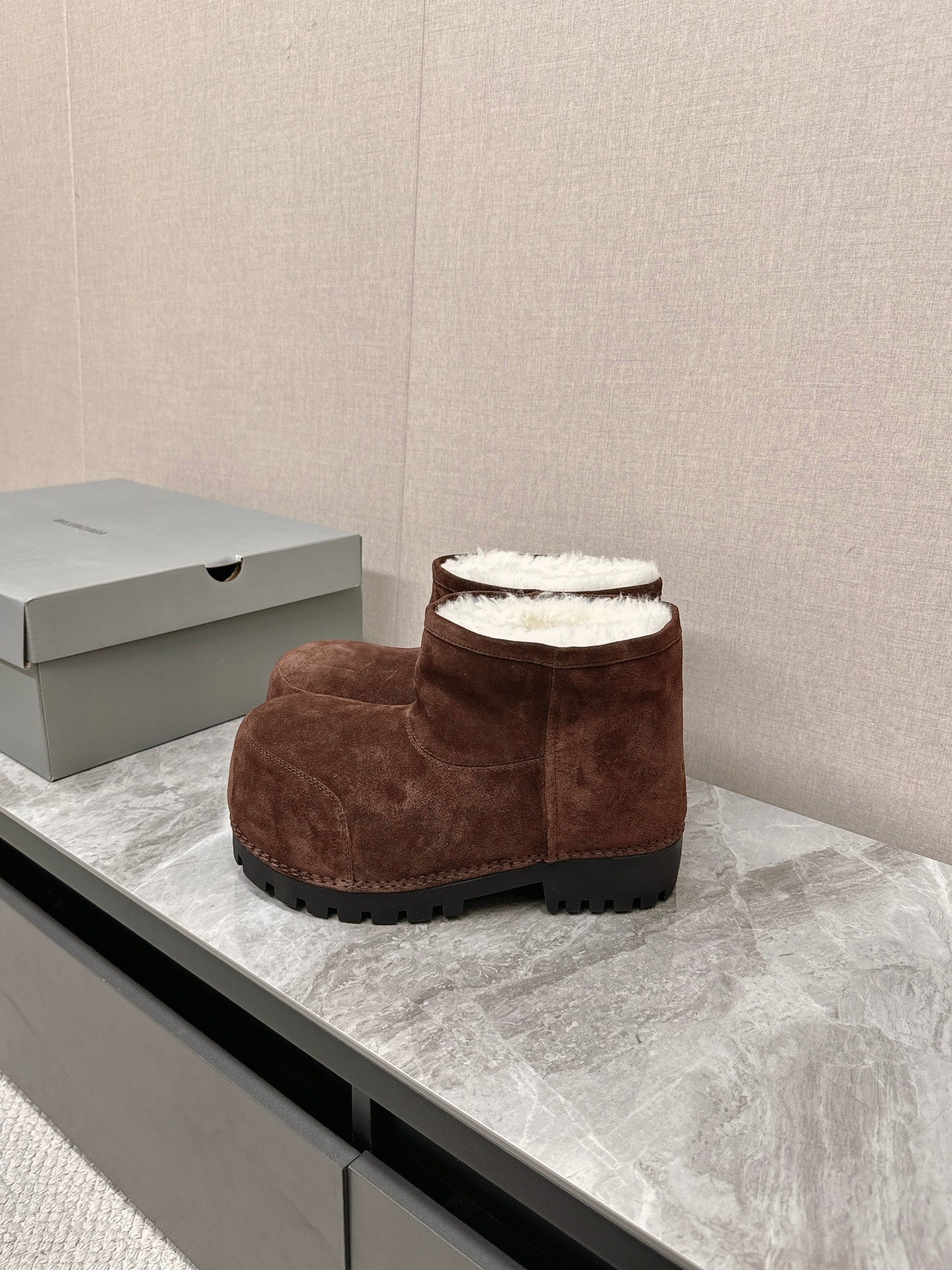 ALASKA BOOTIE IN CHOCOLATE SUEDE AND WOOL LINING - 35