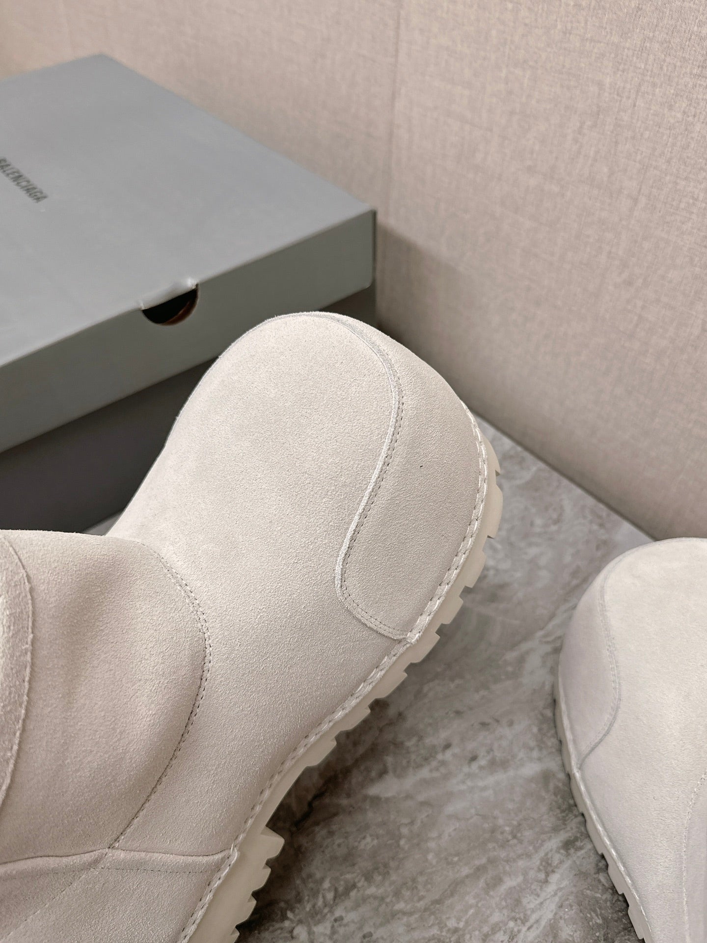 ALASKA BOOTIE IN WHITE SUEDE AND WOOL LINING - 35