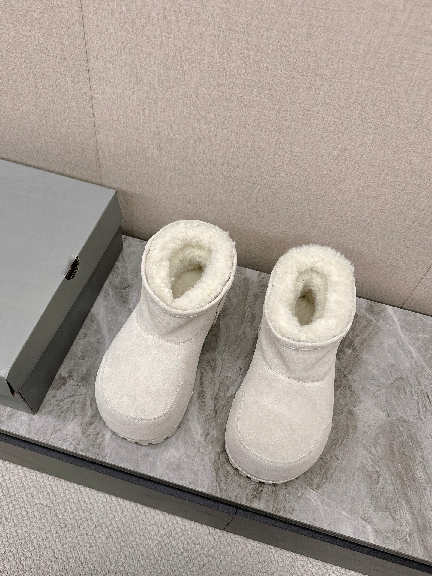 ALASKA BOOTIE IN WHITE SUEDE AND WOOL LINING - 35
