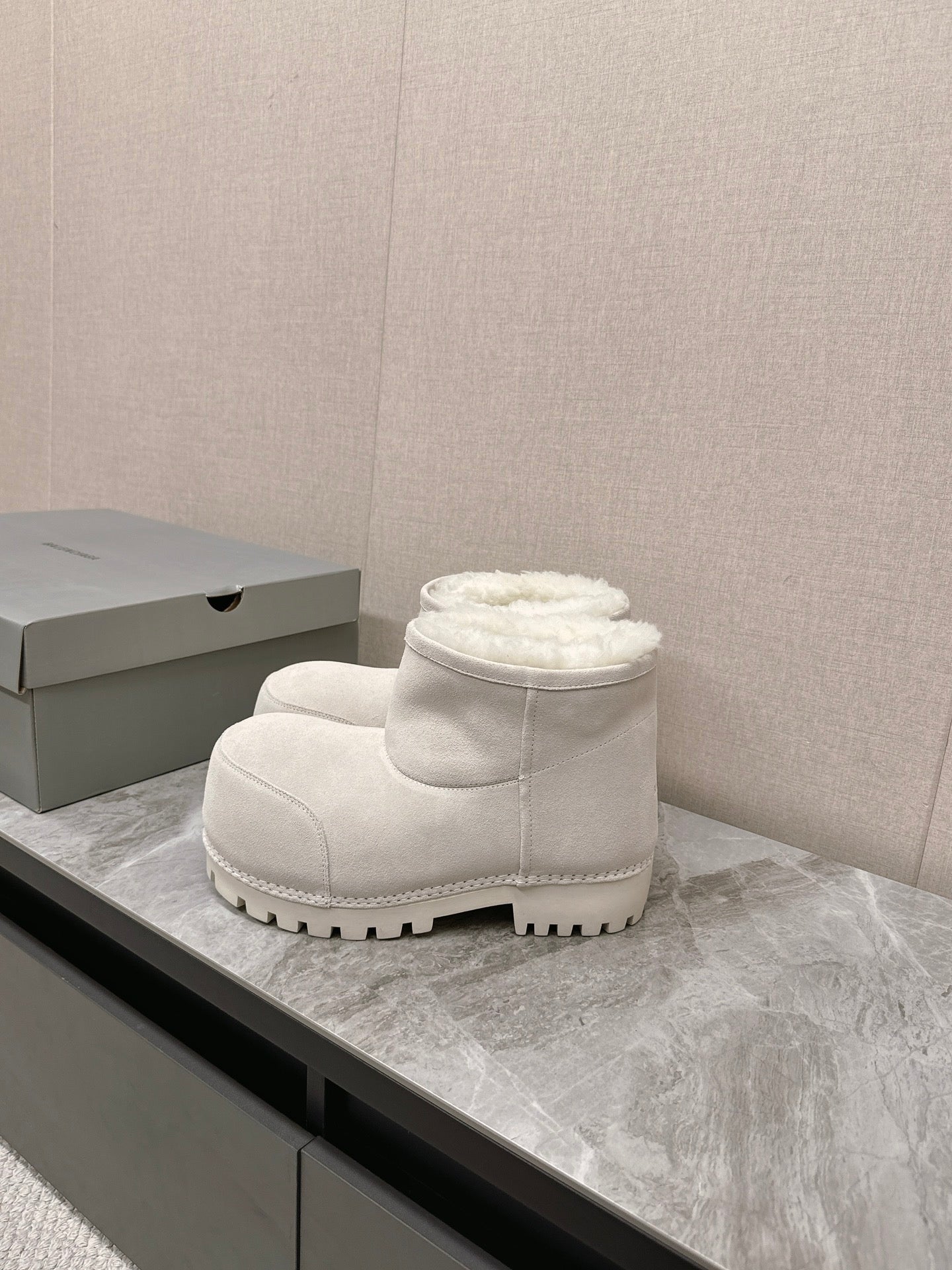 ALASKA BOOTIE IN WHITE SUEDE AND WOOL LINING - 35