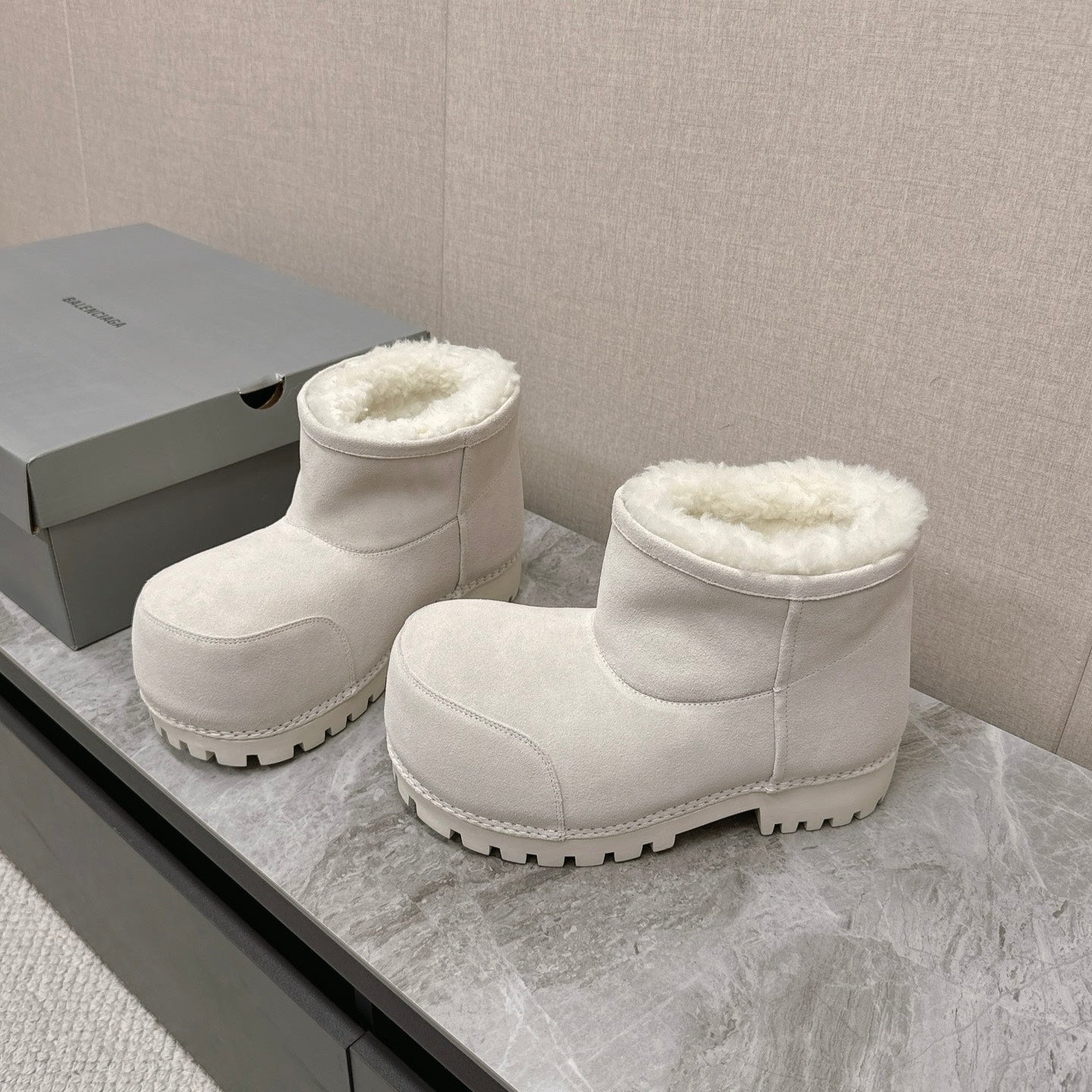 ALASKA BOOTIE IN WHITE SUEDE AND WOOL LINING - 35