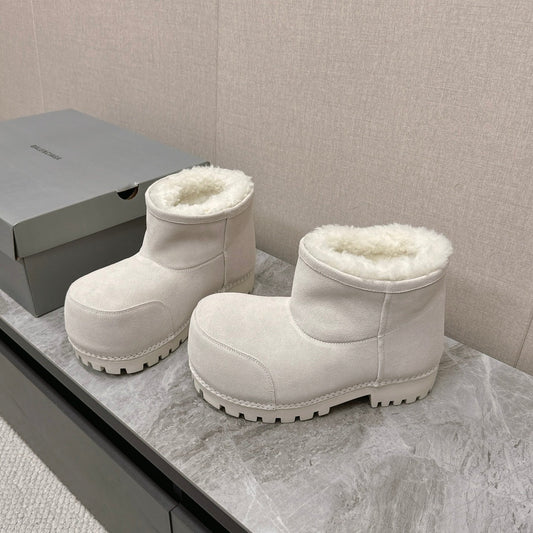 ALASKA BOOTIE IN WHITE SUEDE AND WOOL LINING - 35
