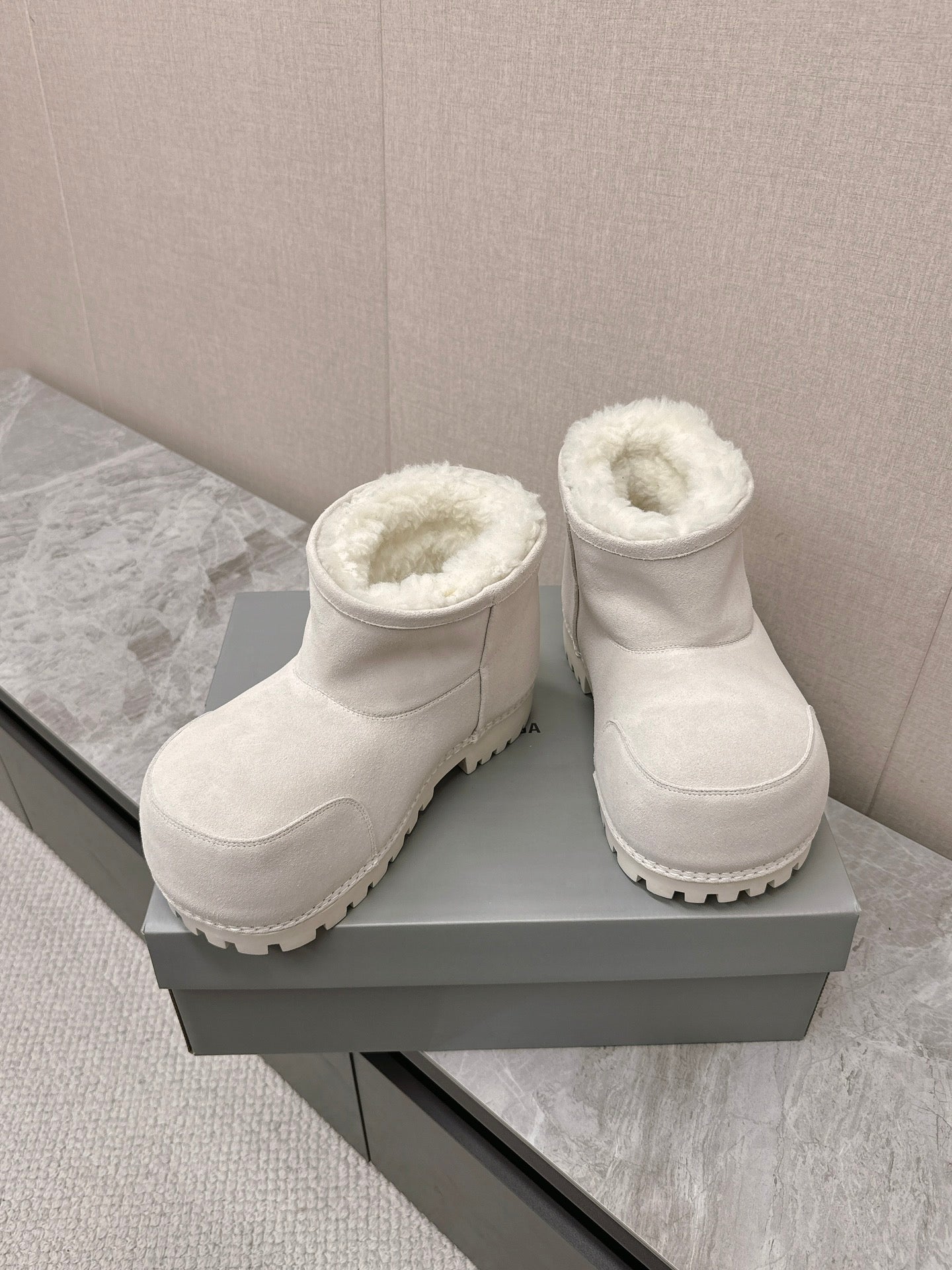 ALASKA BOOTIE IN WHITE SUEDE AND WOOL LINING - 35