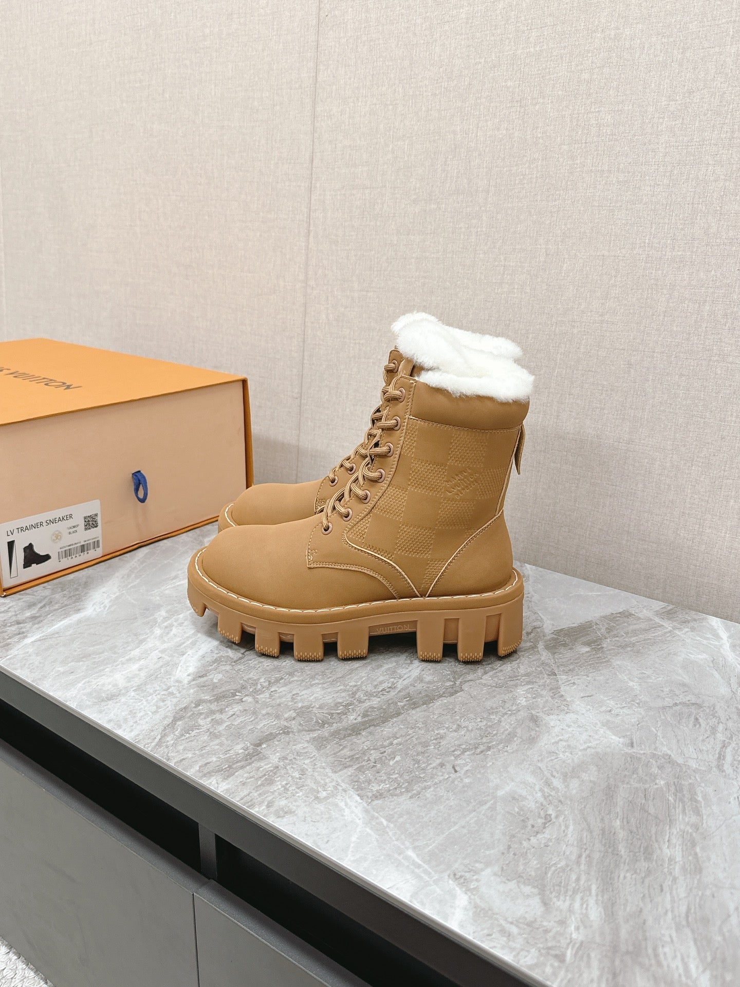MARTIN ANKLE BOOTS IN PEANUT BROWN SUEDE AND WHITE SHEARLING LINING - 35