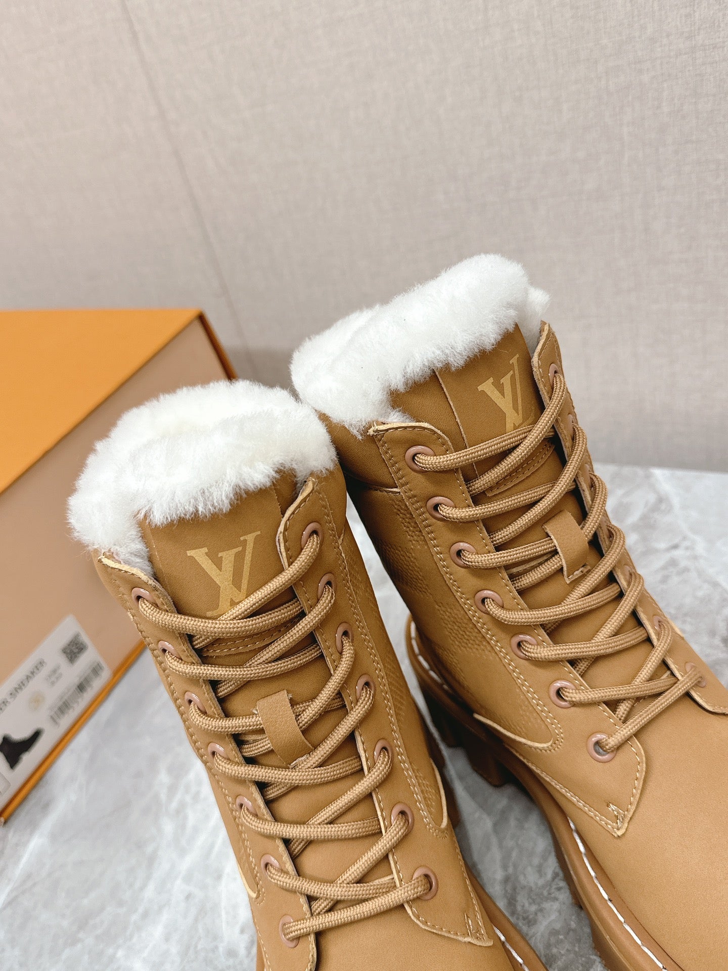 MARTIN ANKLE BOOTS IN PEANUT BROWN SUEDE AND WHITE SHEARLING LINING - 35