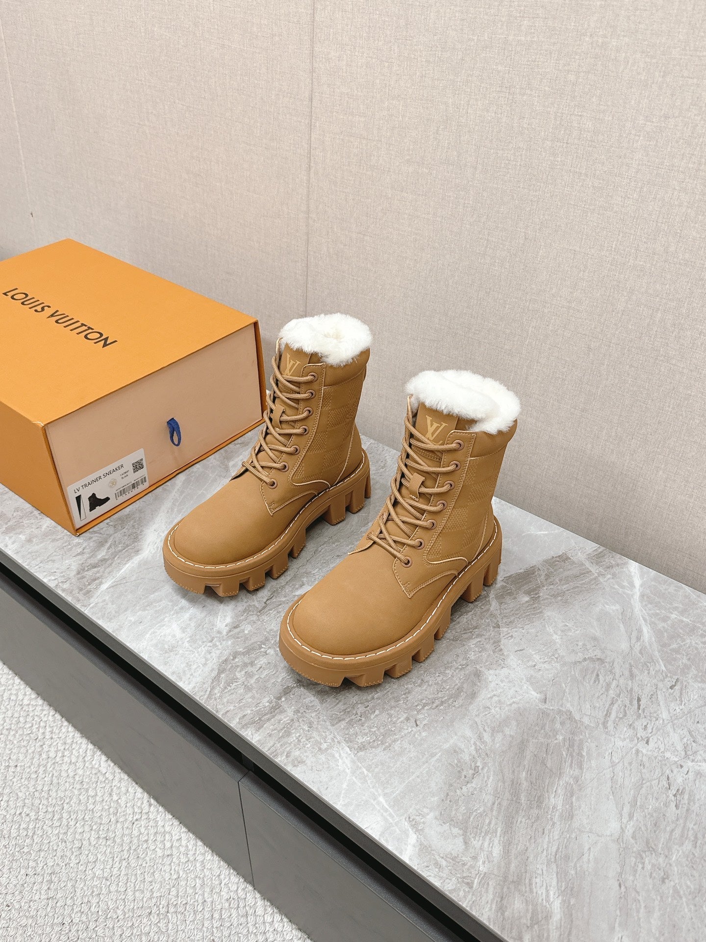 MARTIN ANKLE BOOTS IN PEANUT BROWN SUEDE AND WHITE SHEARLING LINING - 35