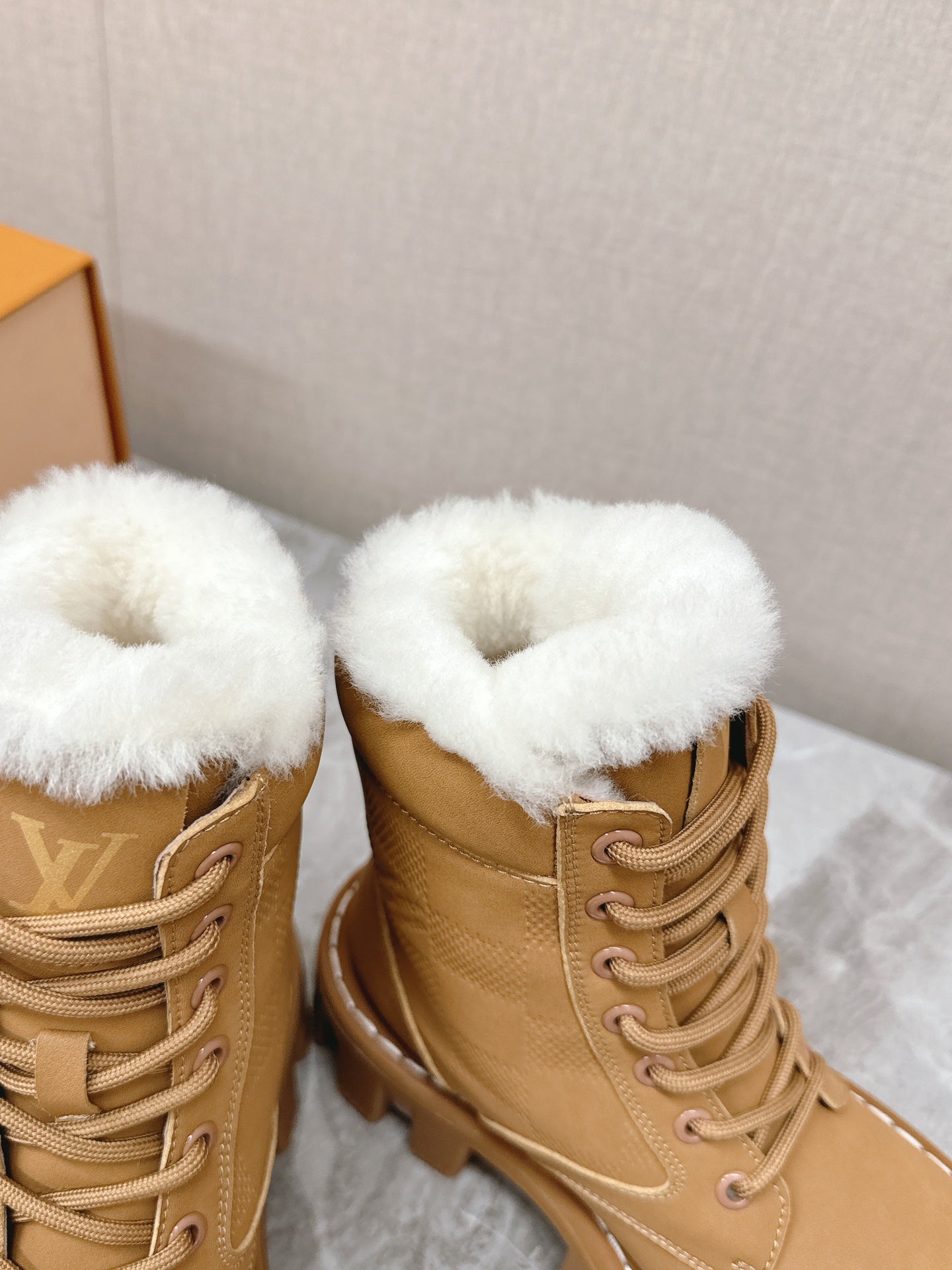 MARTIN ANKLE BOOTS IN PEANUT BROWN SUEDE AND WHITE SHEARLING LINING - 35