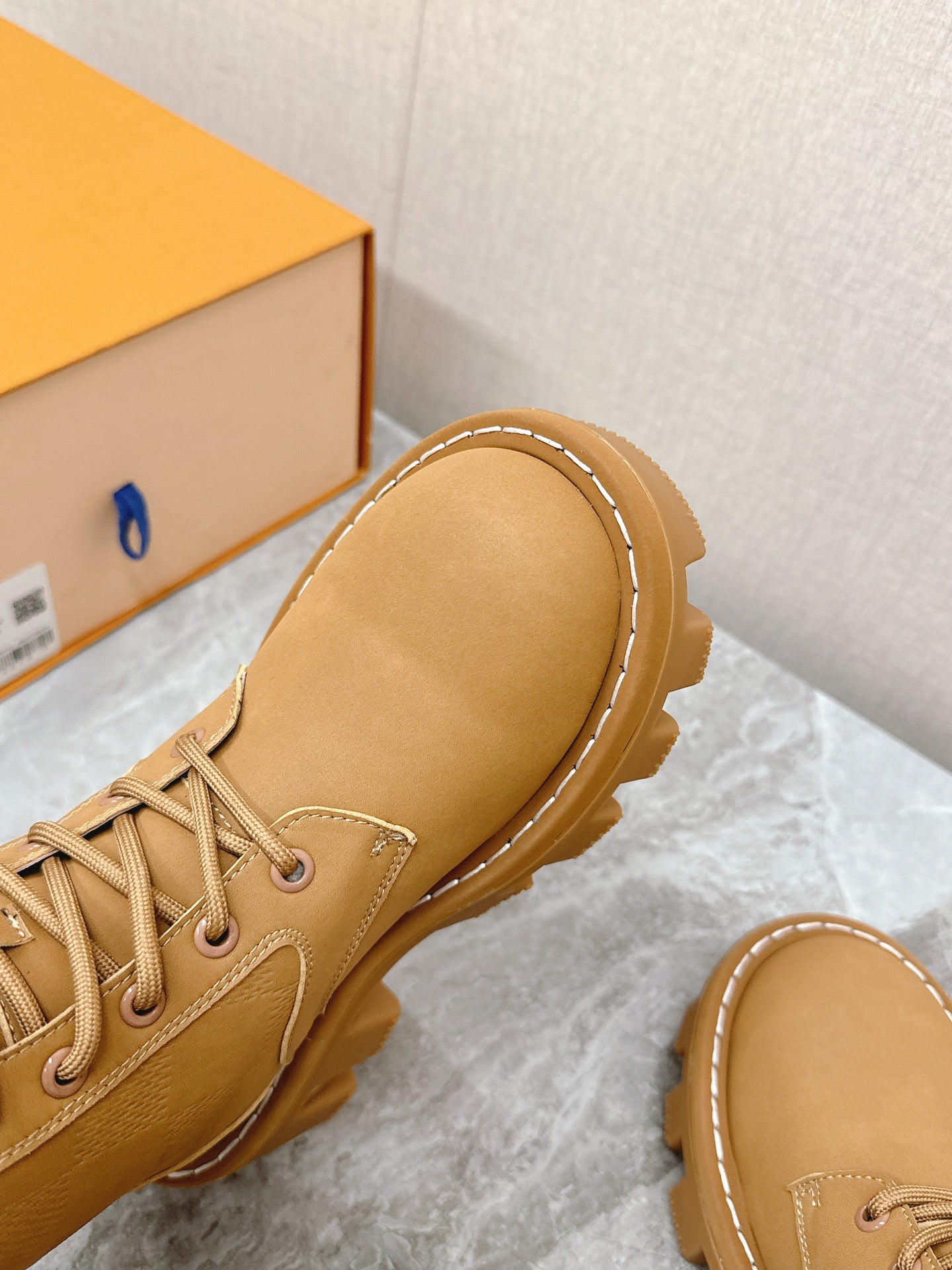MARTIN ANKLE BOOTS IN PEANUT BROWN SUEDE AND WHITE SHEARLING LINING - 35