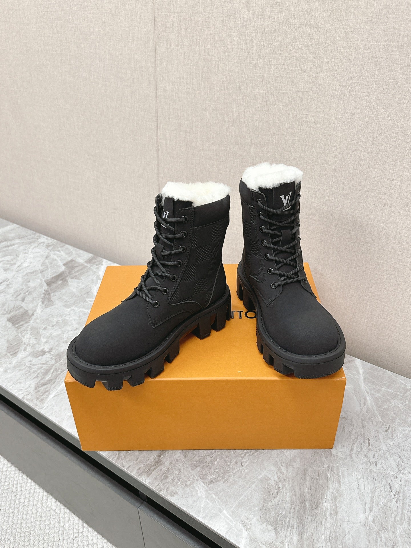 MARTIN ANKLE BOOTS IN BLACK SUEDE AND WHITE SHEARLING LINING - 35