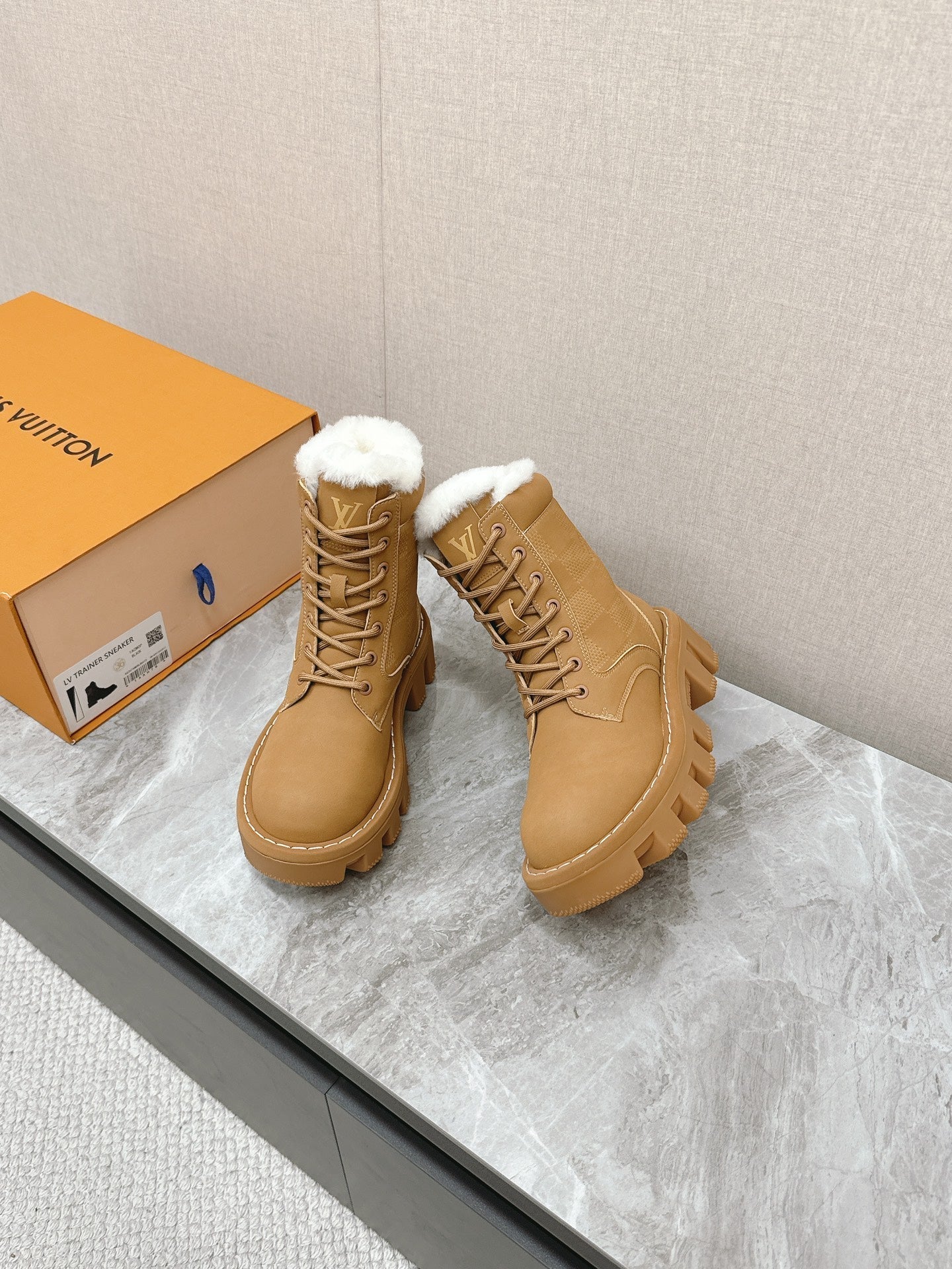 MARTIN ANKLE BOOTS IN PEANUT BROWN SUEDE AND WHITE SHEARLING LINING - 35