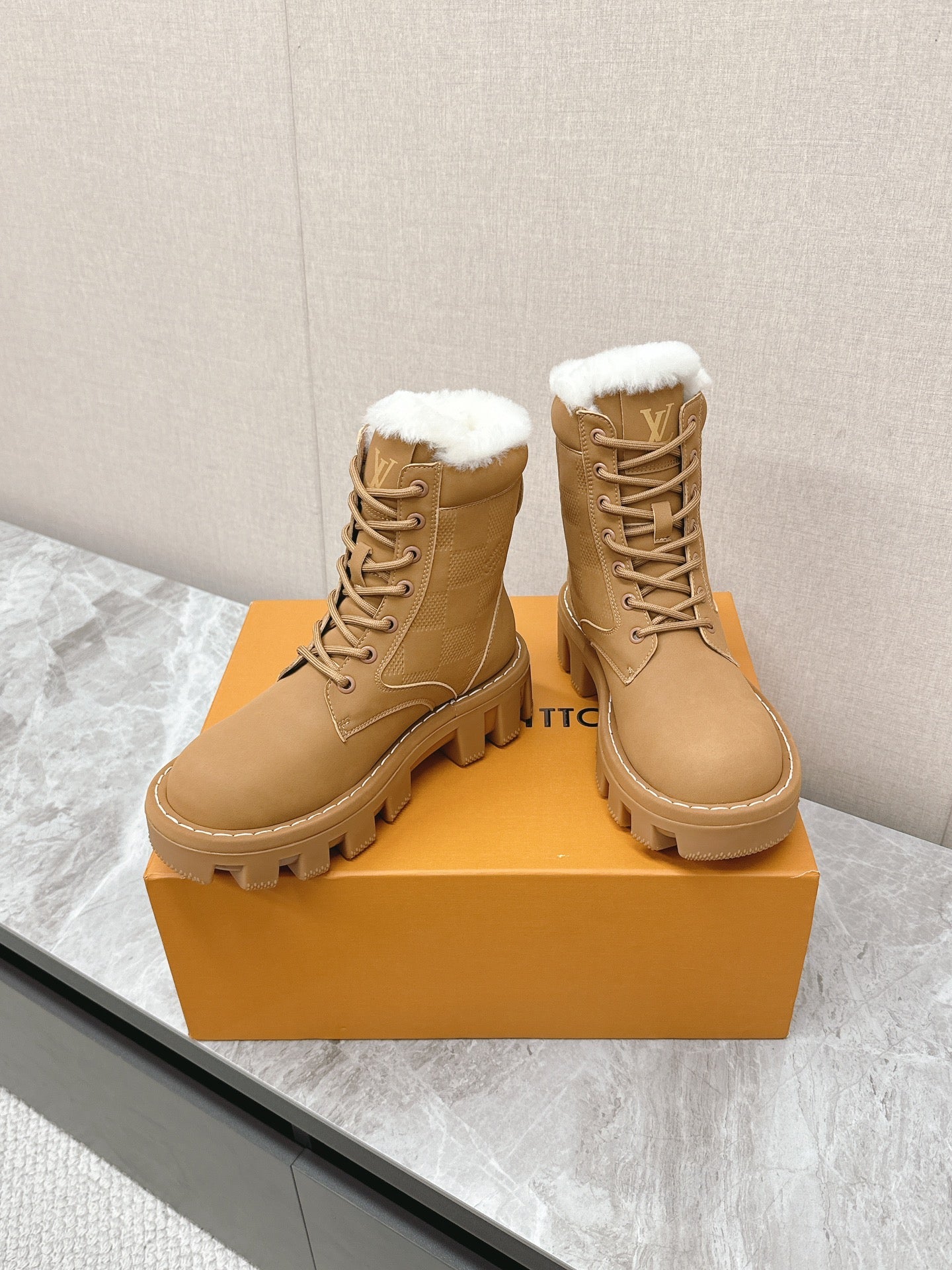 MARTIN ANKLE BOOTS IN PEANUT BROWN SUEDE AND WHITE SHEARLING LINING - 35