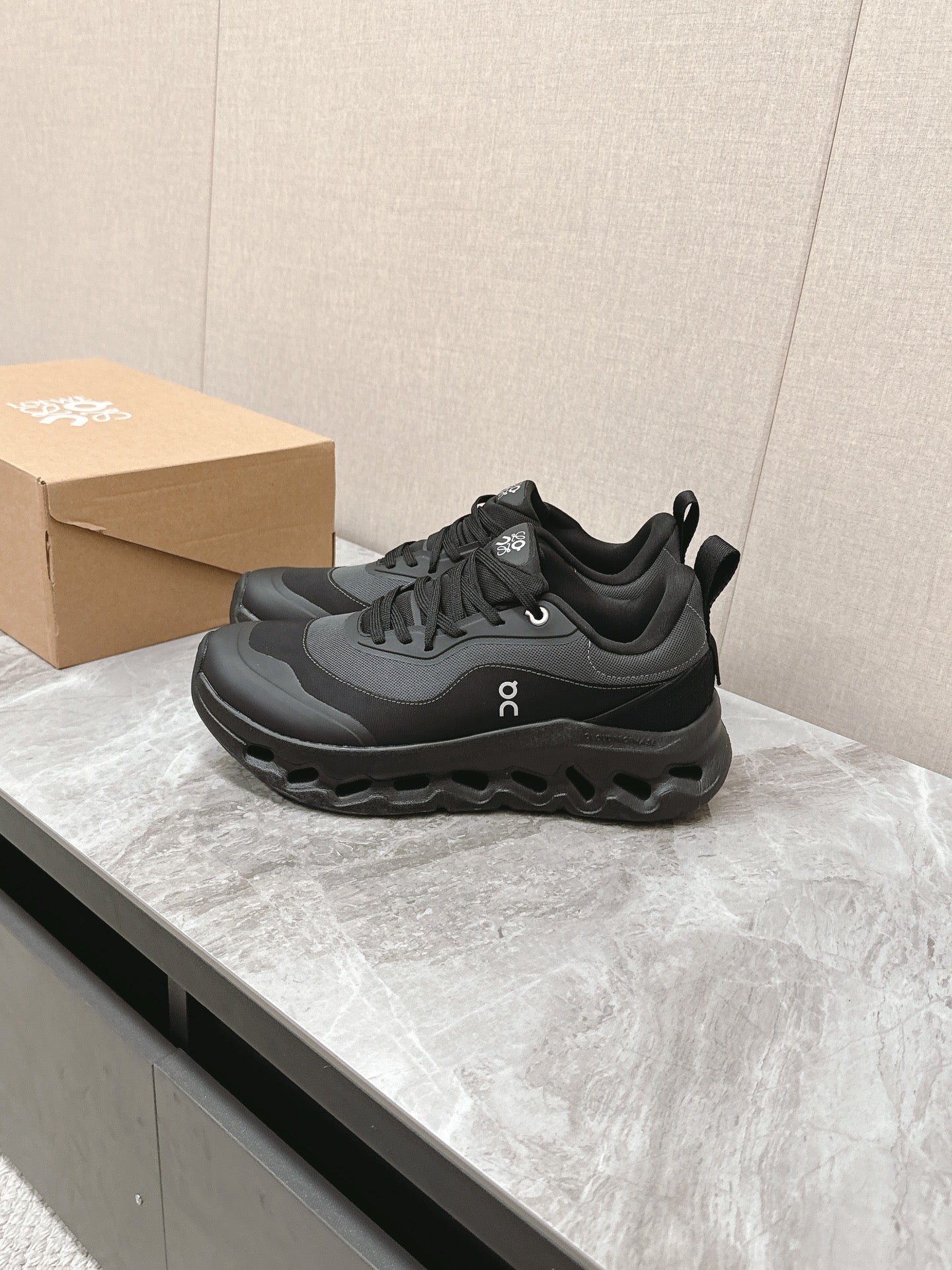 RUN SNEAKER IN BLACK SUEDE AND MESH FABRIC - 35