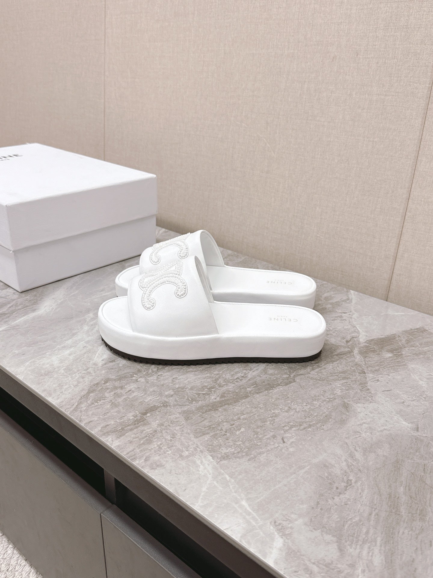THICK-SOLED SLIDES IN WHITE SMOOTH LAMBSKIN LOGO WITH CRYSTALS - 35