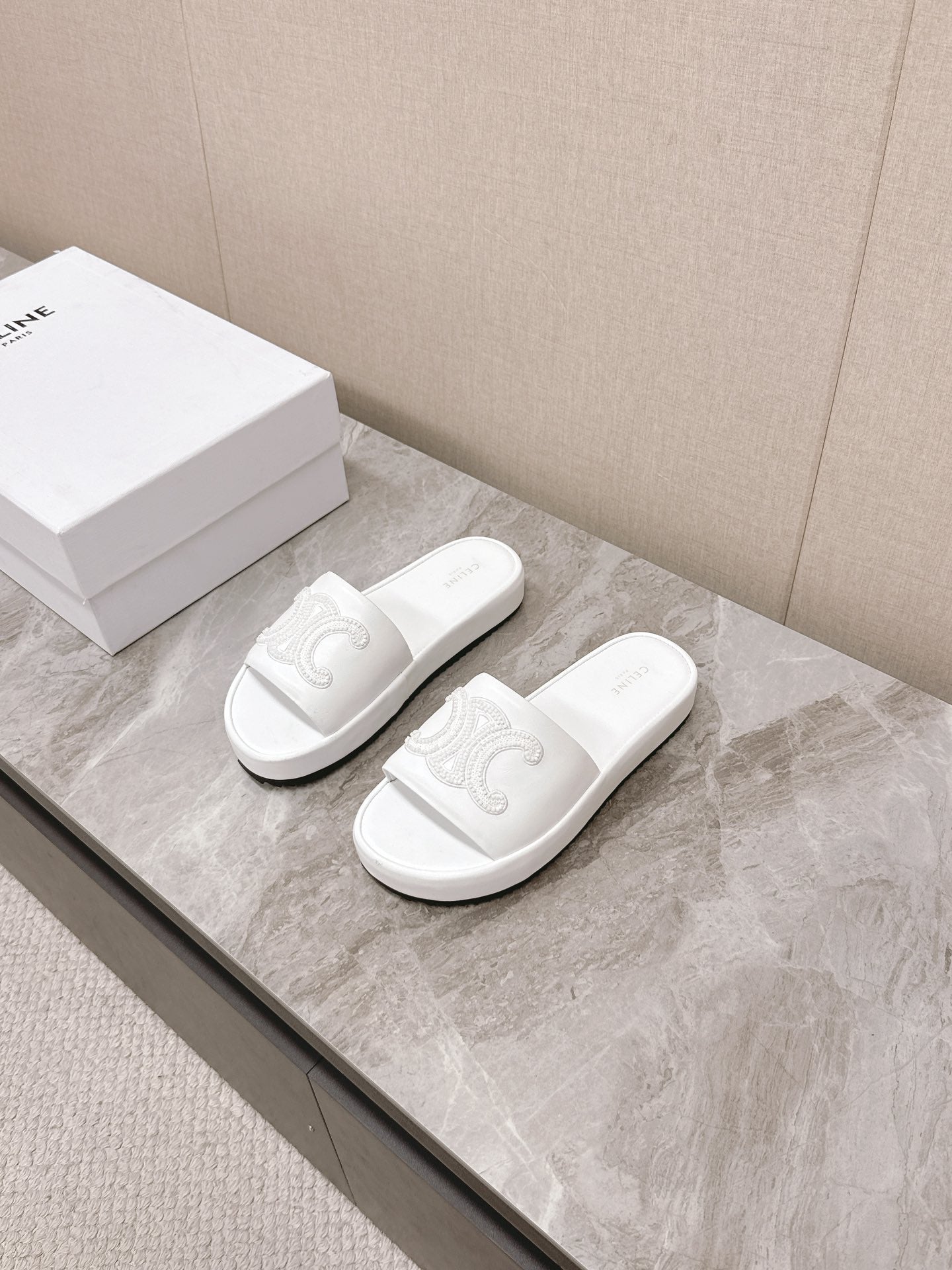THICK-SOLED SLIDES IN WHITE SMOOTH LAMBSKIN LOGO WITH CRYSTALS - 35
