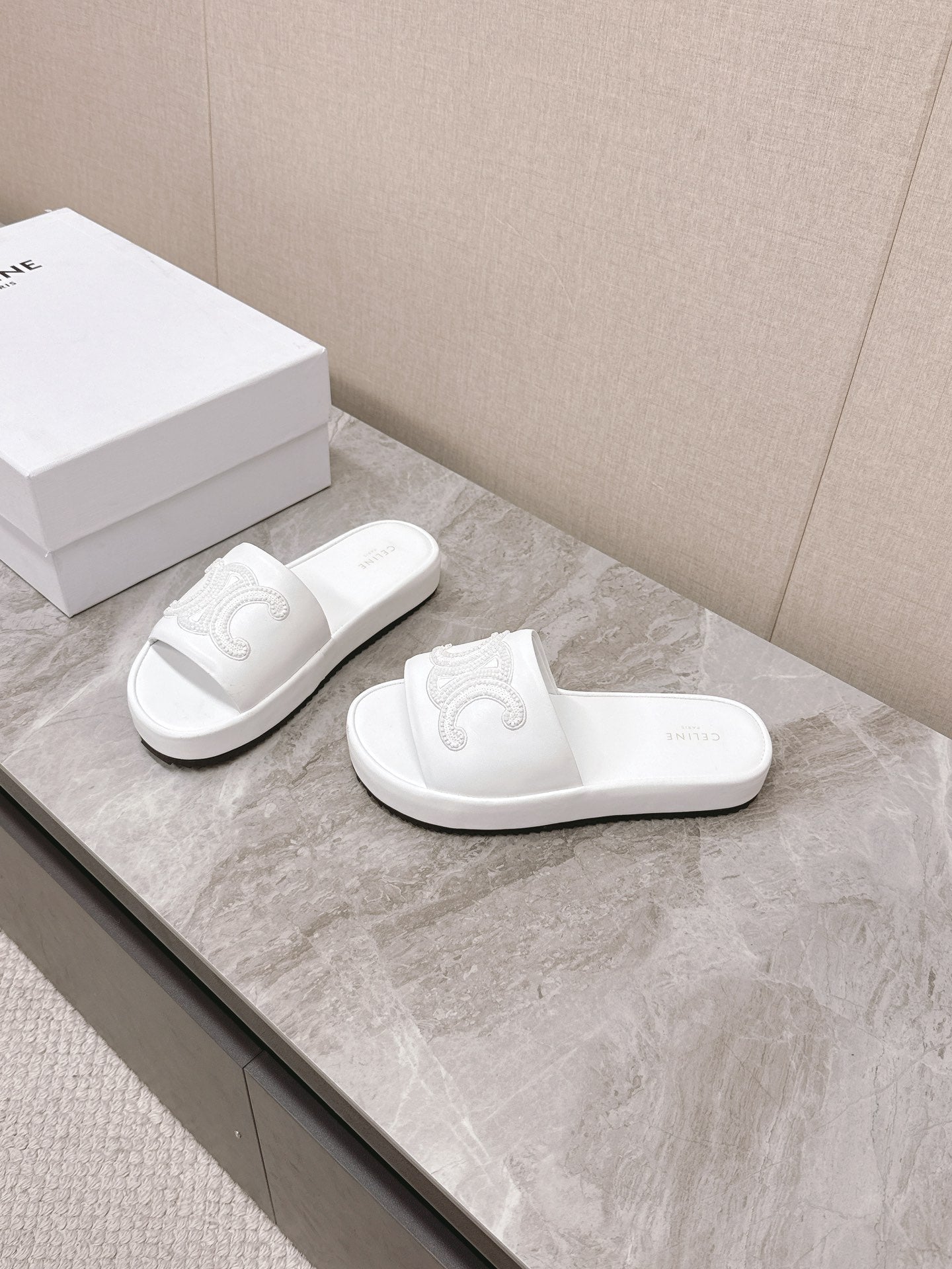 THICK-SOLED SLIDES IN WHITE SMOOTH LAMBSKIN LOGO WITH CRYSTALS - 35