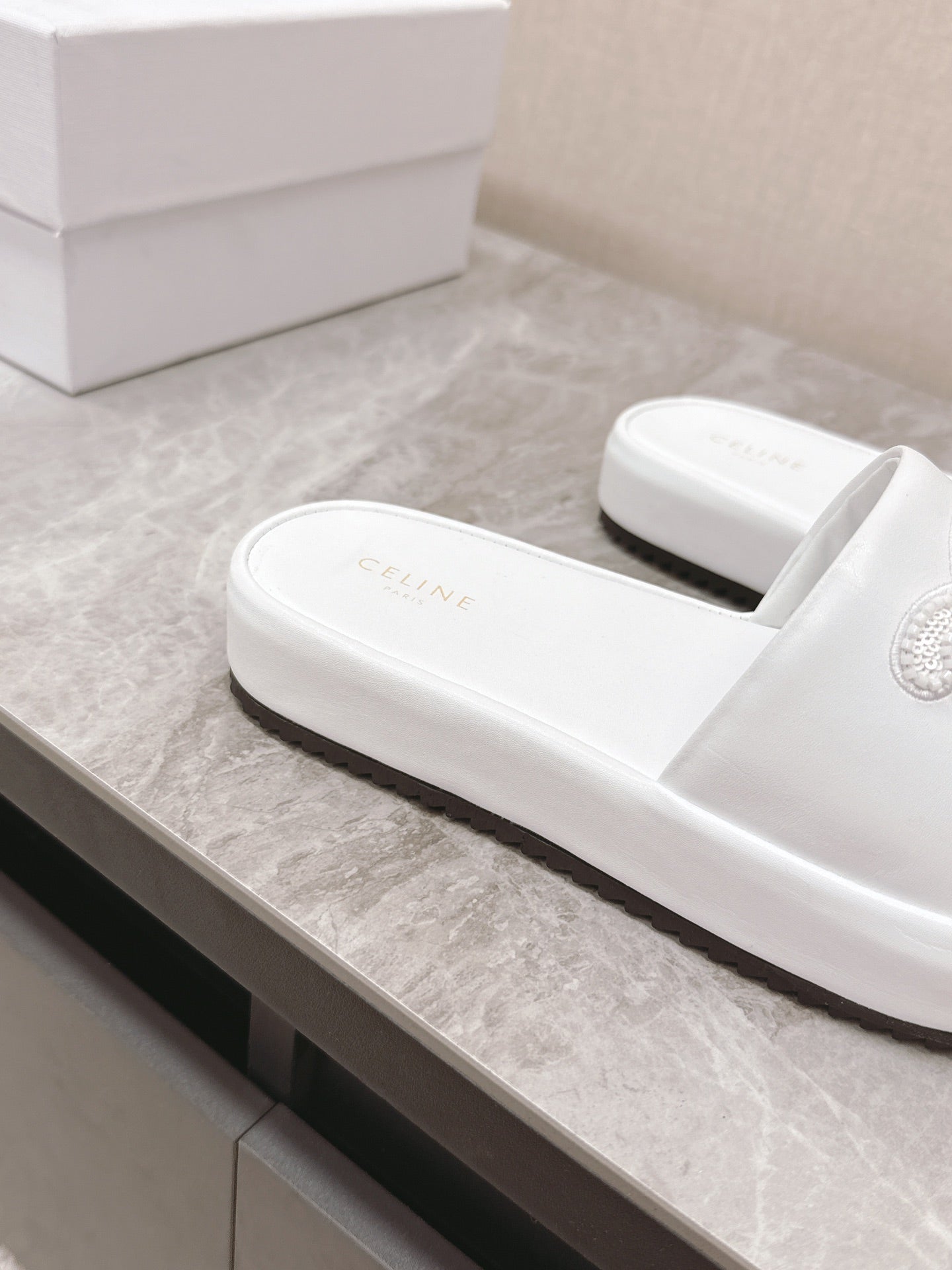 THICK-SOLED SLIDES IN WHITE SMOOTH LAMBSKIN LOGO WITH CRYSTALS - 35
