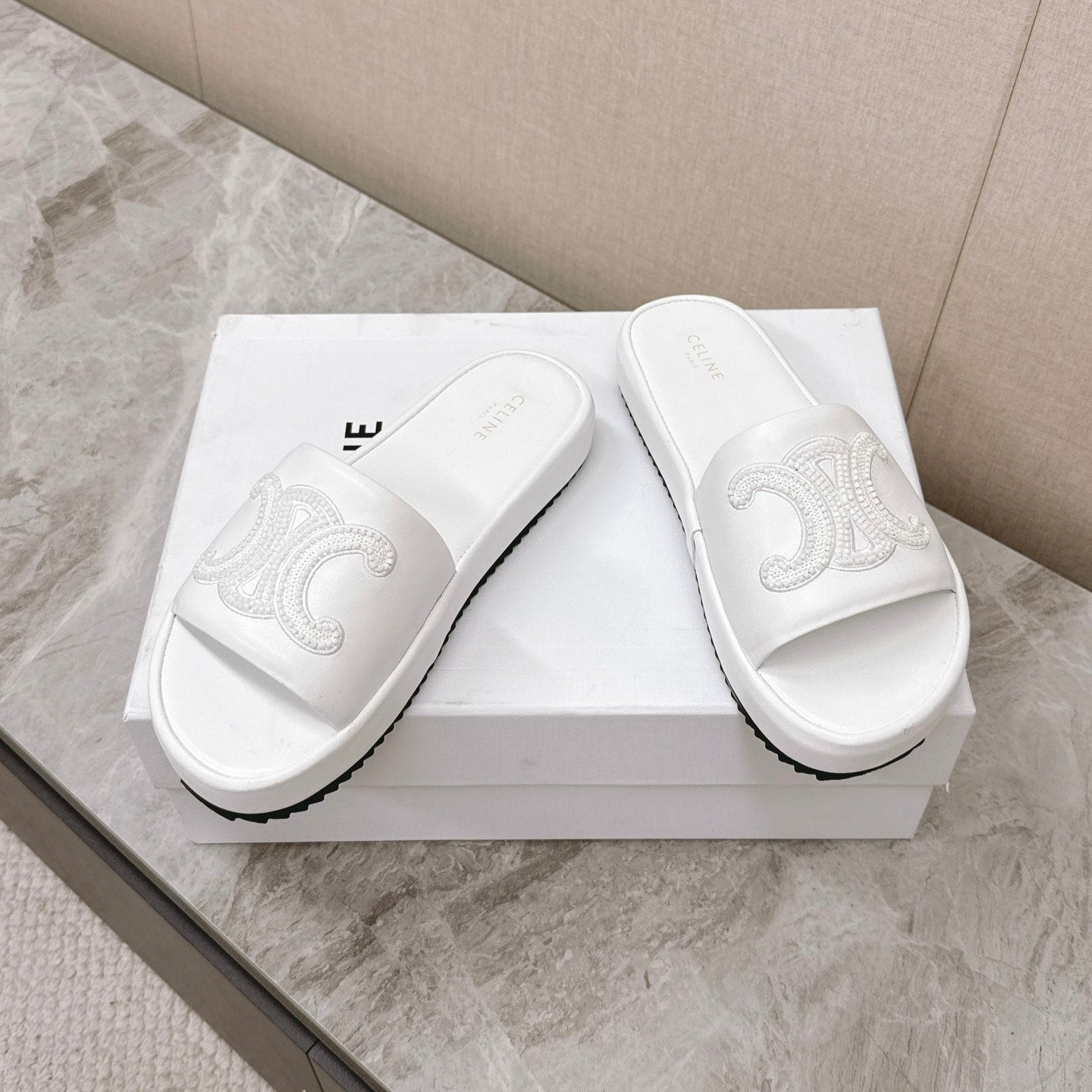 THICK-SOLED SLIDES IN WHITE SMOOTH LAMBSKIN LOGO WITH CRYSTALS - 35
