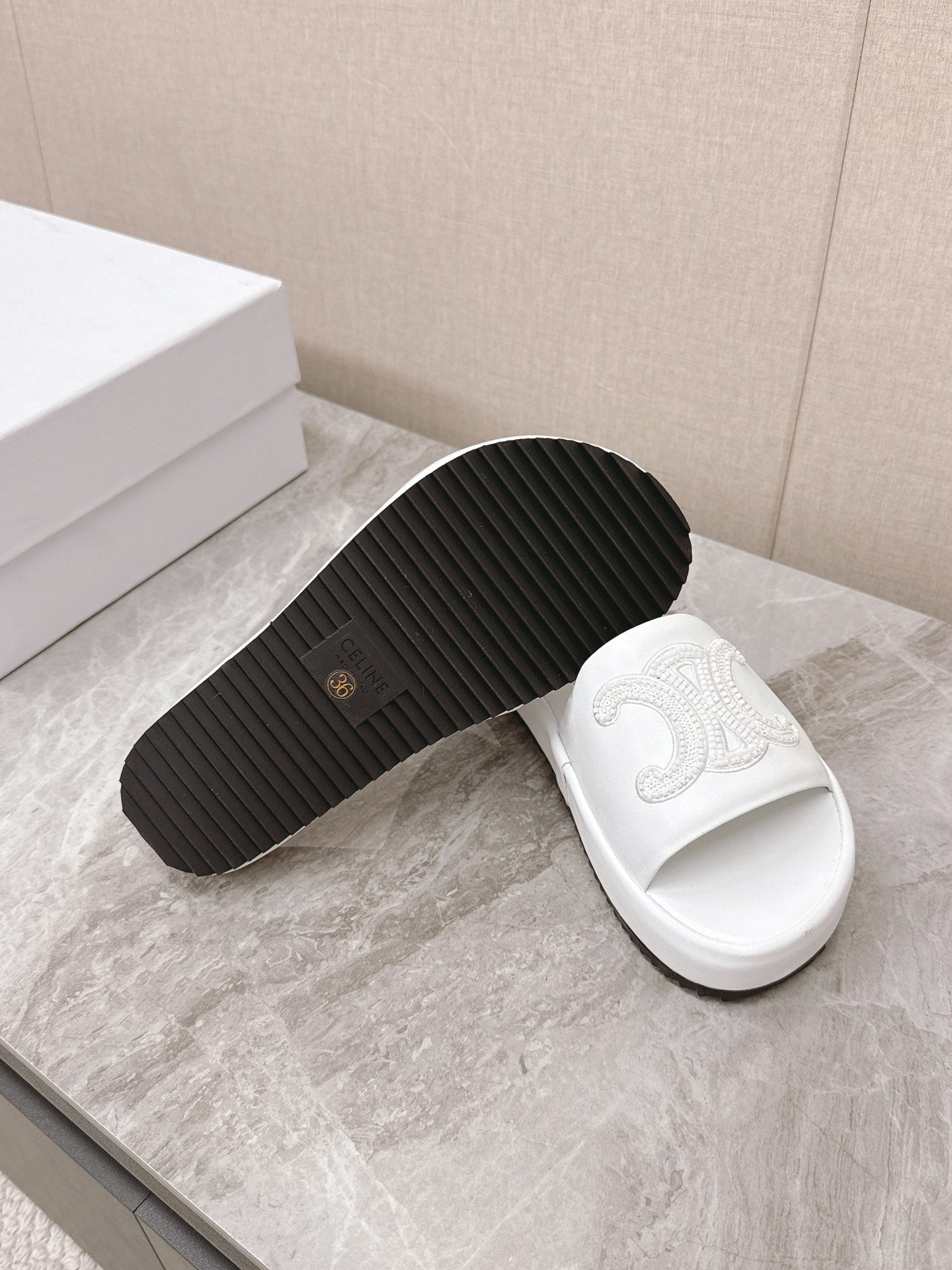 THICK-SOLED SLIDES IN WHITE SMOOTH LAMBSKIN LOGO WITH CRYSTALS - 35