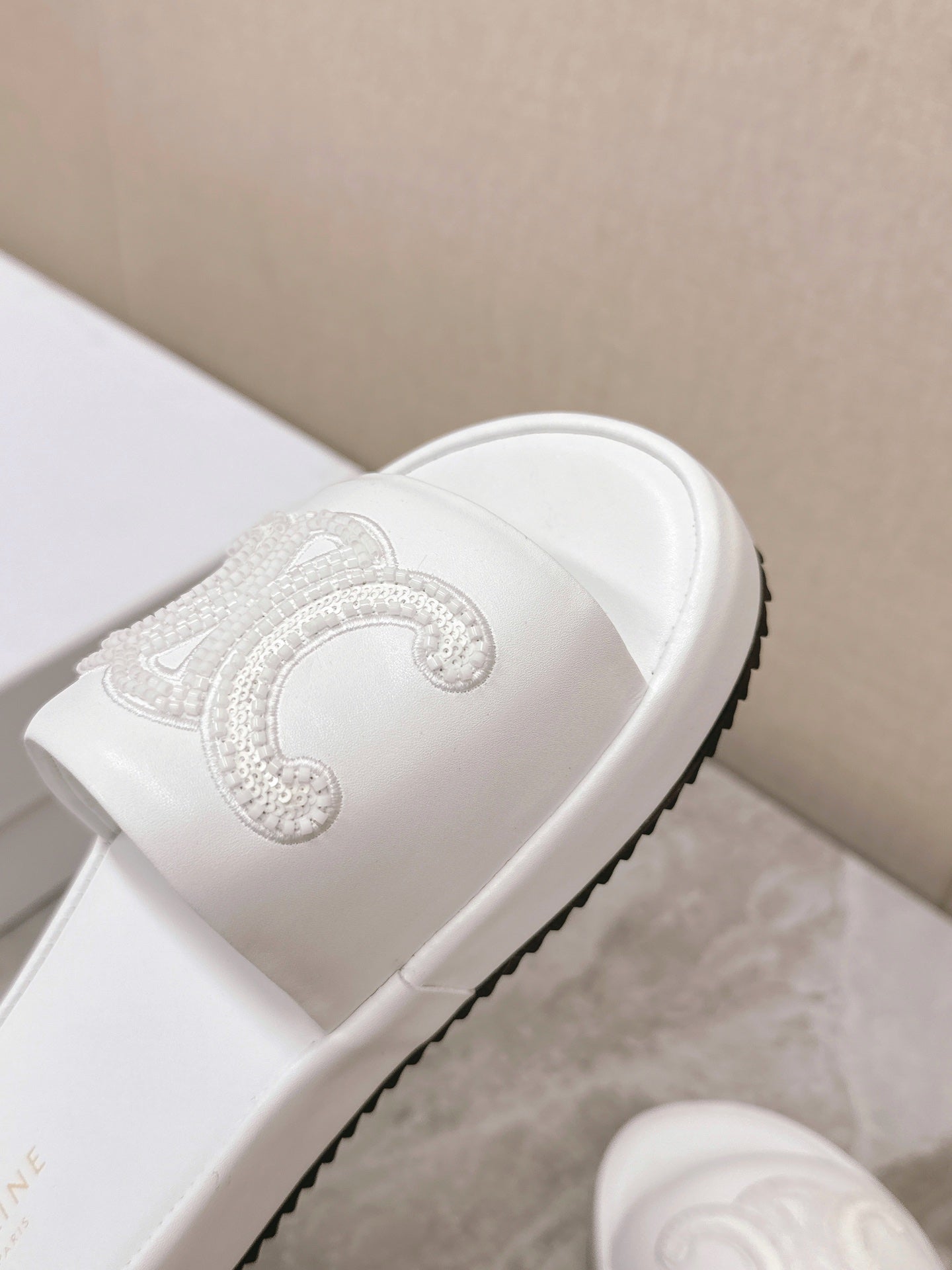 THICK-SOLED SLIDES IN WHITE SMOOTH LAMBSKIN LOGO WITH CRYSTALS - 35