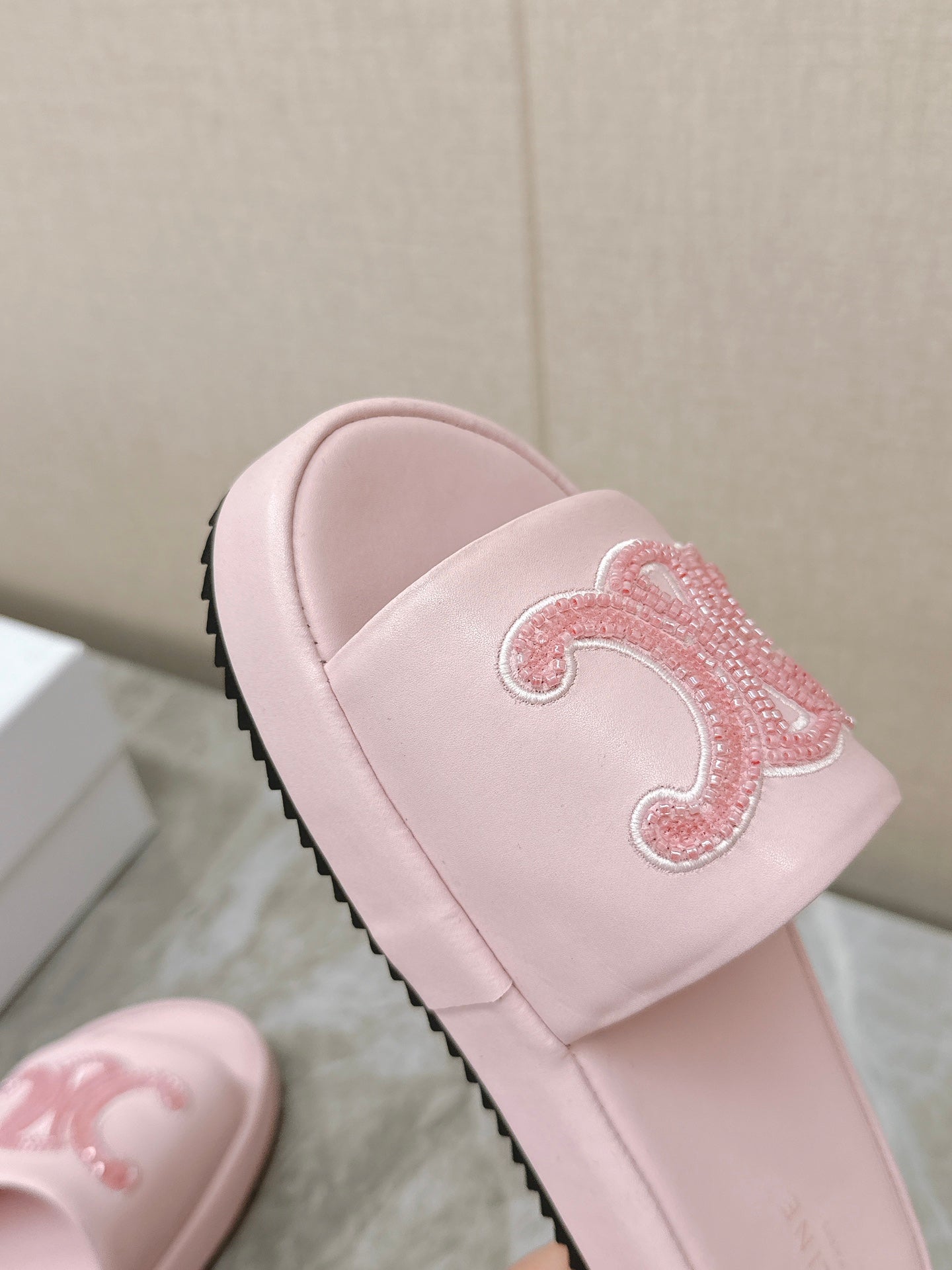 THICK-SOLED SLIDES IN LIGHT PINK SMOOTH LAMBSKIN LOGO WITH CRYSTALS - 35