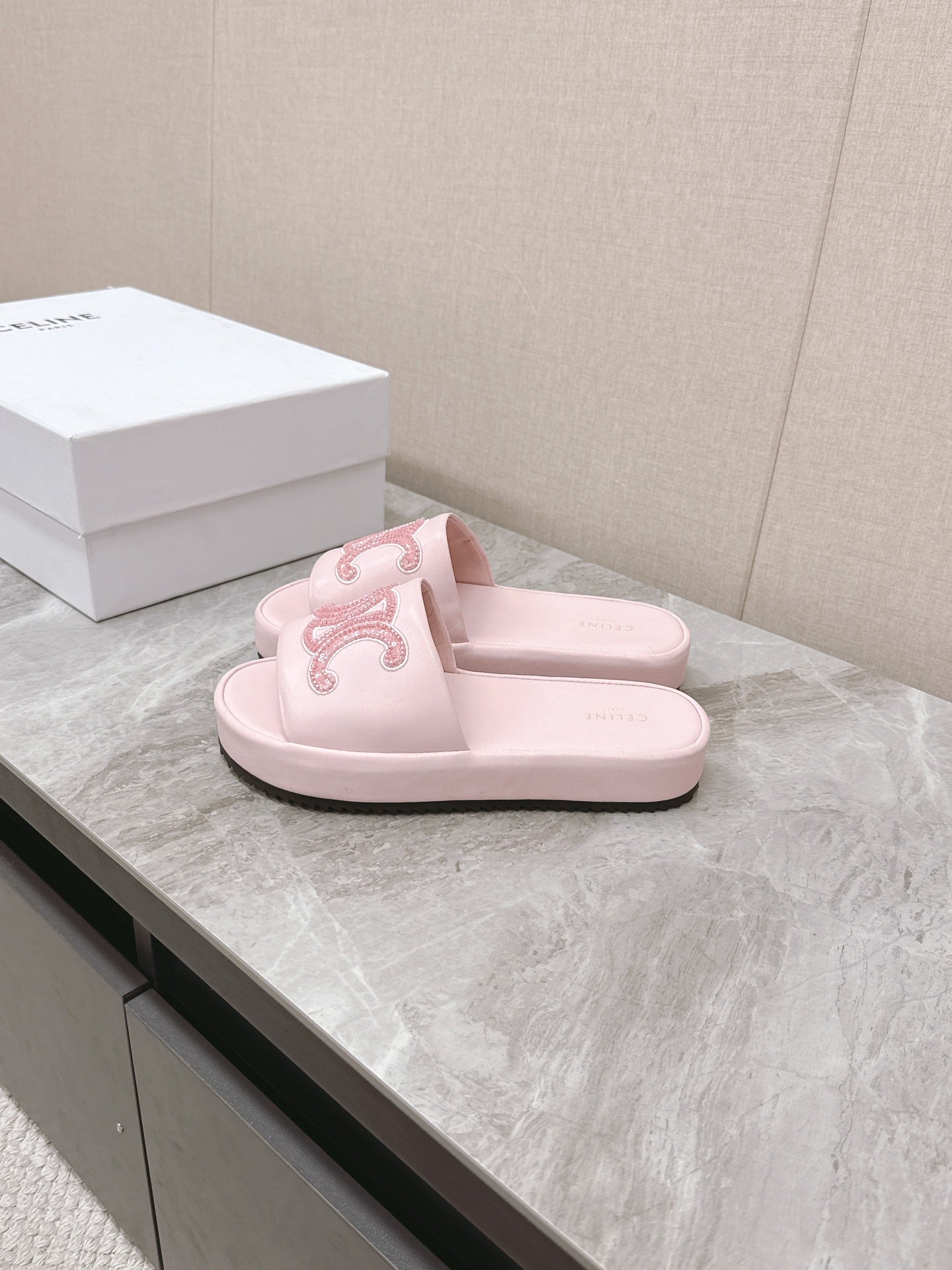 THICK-SOLED SLIDES IN LIGHT PINK SMOOTH LAMBSKIN LOGO WITH CRYSTALS - 35