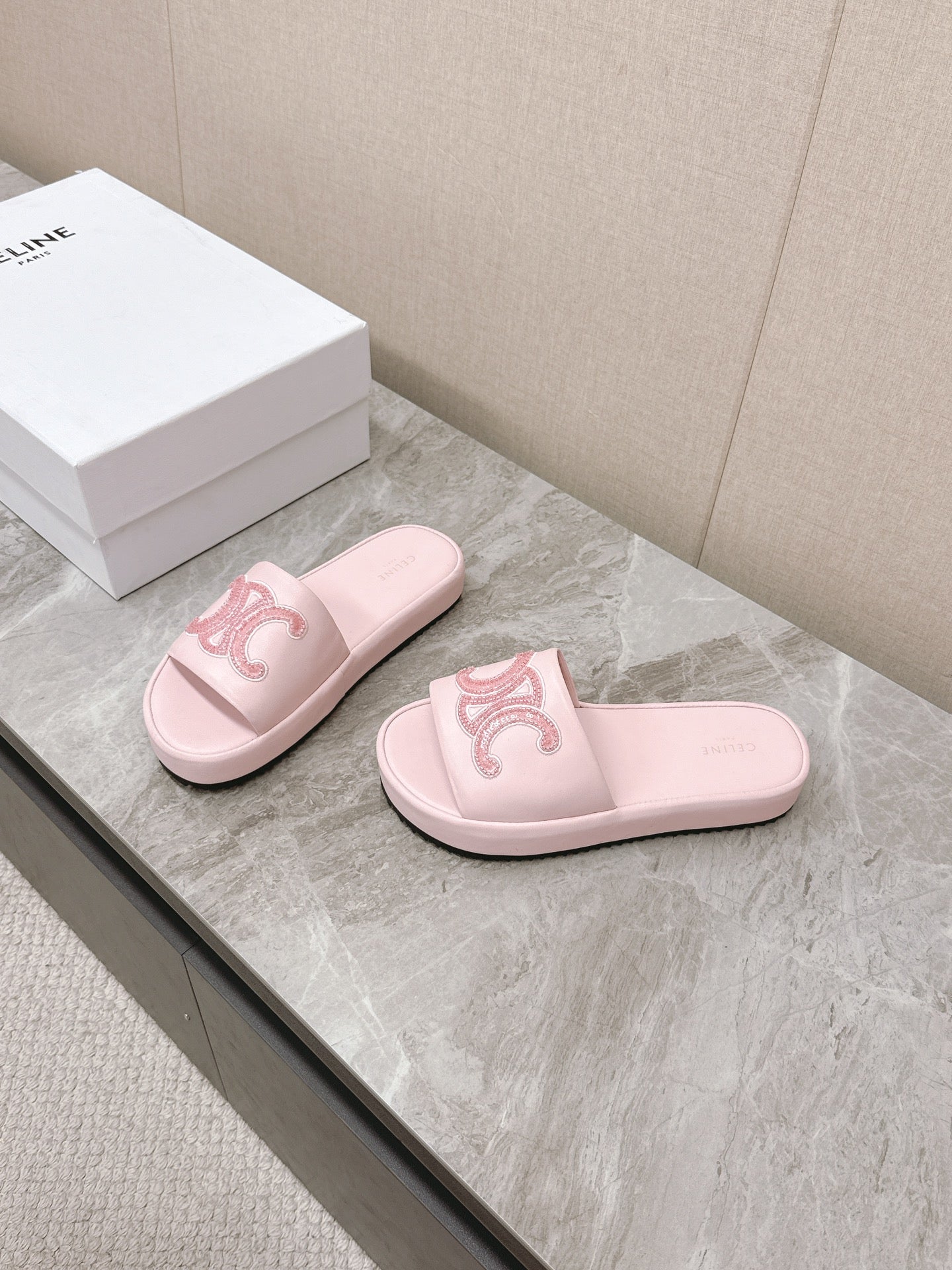 THICK-SOLED SLIDES IN LIGHT PINK SMOOTH LAMBSKIN LOGO WITH CRYSTALS - 35