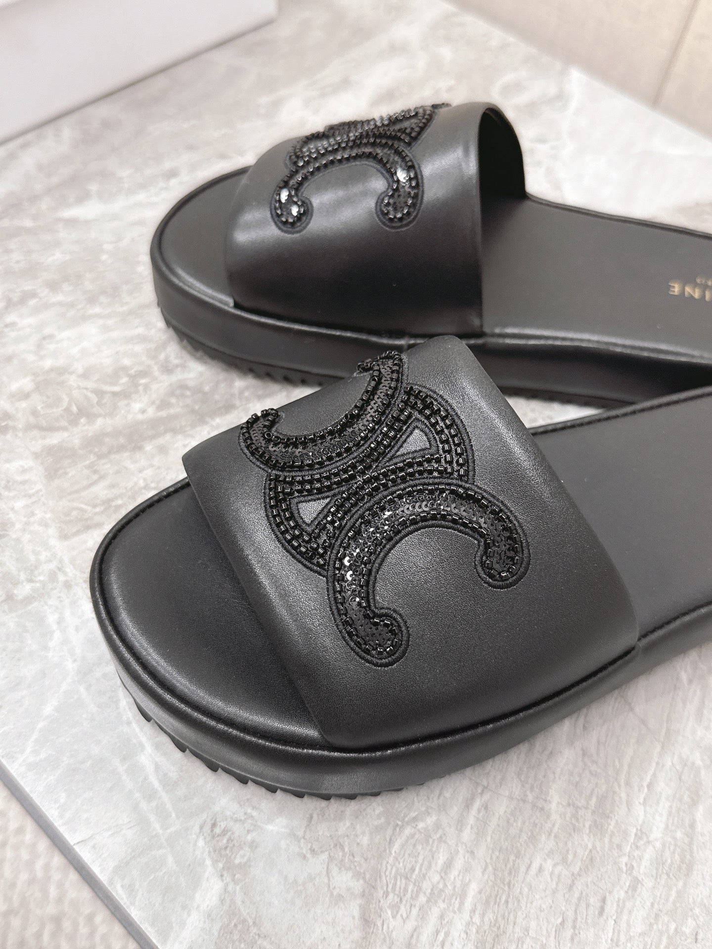 THICK-SOLED SLIDES IN BLACK SMOOTH LAMBSKIN LOGO WITH CRYSTALS - 35
