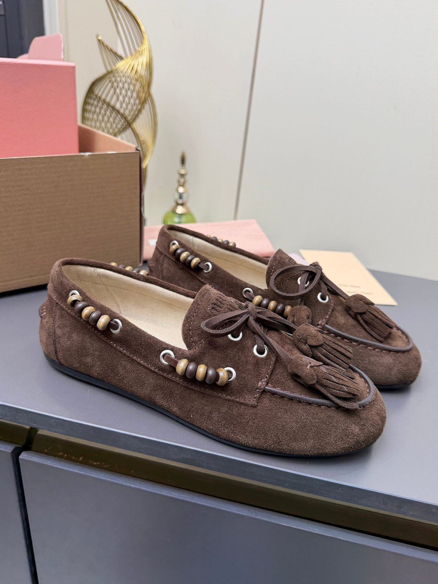 ЛОФЕРИ MIUMIU 26S З КИСТЯМИ ТА БІСЕРНОЮ ОБРОБКОЮ З ТЕМНО-КОРИЧНЕВОЇ ЗАМШІ