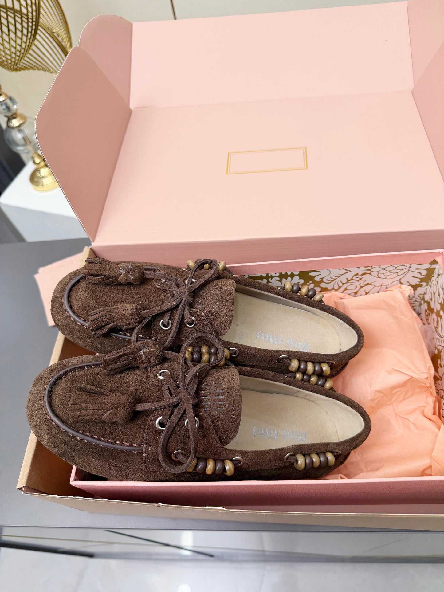 ЛОФЕРИ MIUMIU 26S З КИСТЯМИ ТА БІСЕРНОЮ ОБРОБКОЮ З ТЕМНО-КОРИЧНЕВОЇ ЗАМШІ