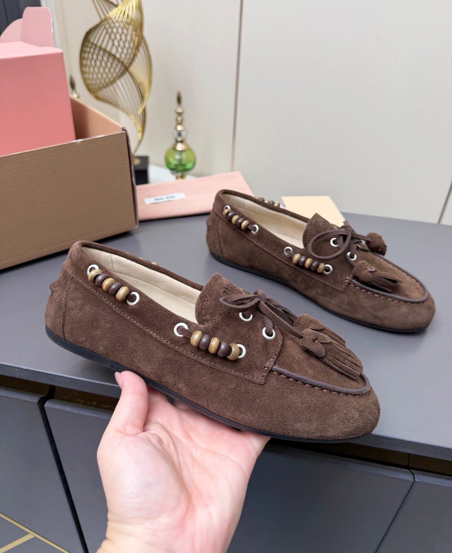 ЛОФЕРИ MIUMIU 26S З КИСТЯМИ ТА БІСЕРНОЮ ОБРОБКОЮ З ТЕМНО-КОРИЧНЕВОЇ ЗАМШІ