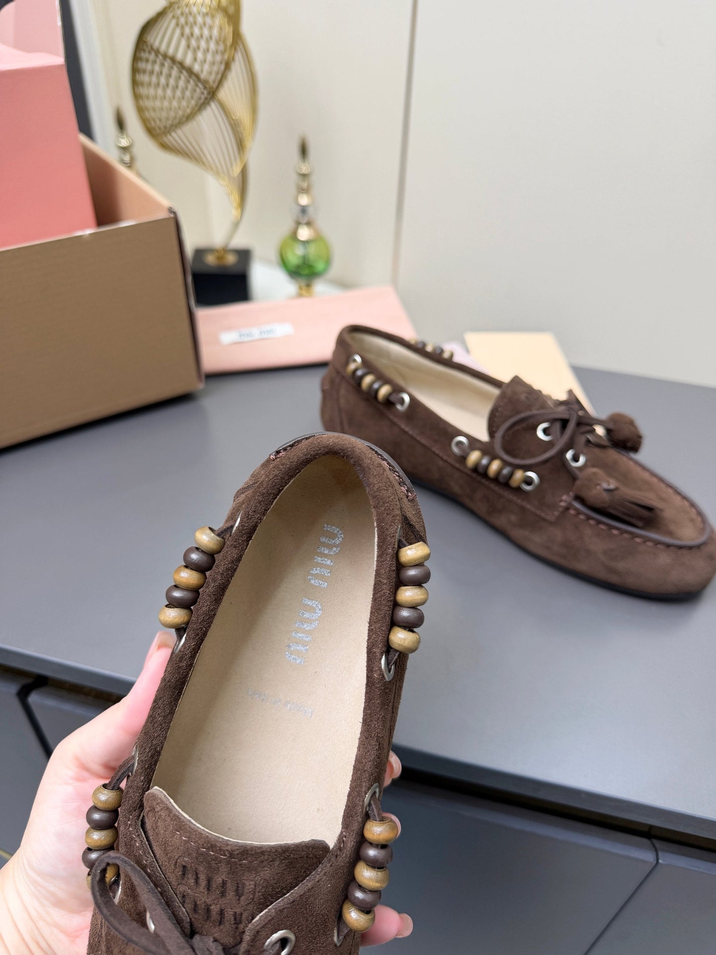 ЛОФЕРИ MIUMIU 26S З КИСТЯМИ ТА БІСЕРНОЮ ОБРОБКОЮ З ТЕМНО-КОРИЧНЕВОЇ ЗАМШІ