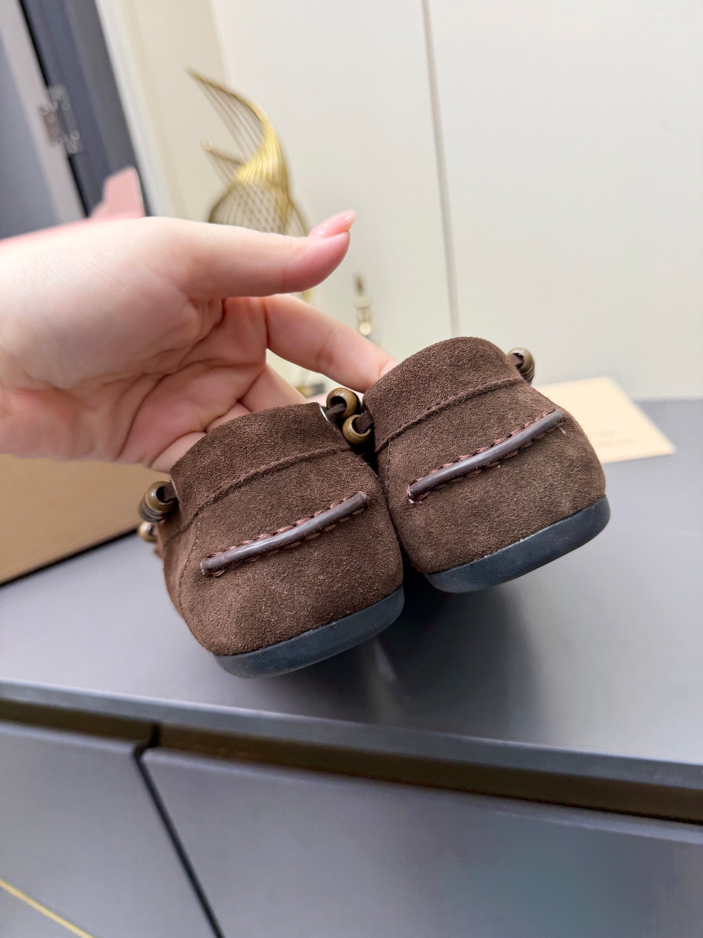 ЛОФЕРИ MIUMIU 26S З КИСТЯМИ ТА БІСЕРНОЮ ОБРОБКОЮ З ТЕМНО-КОРИЧНЕВОЇ ЗАМШІ