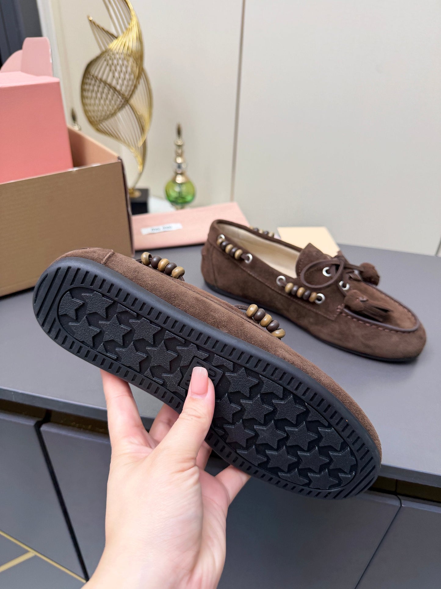 ЛОФЕРИ MIUMIU 26S З КИСТЯМИ ТА БІСЕРНОЮ ОБРОБКОЮ З ТЕМНО-КОРИЧНЕВОЇ ЗАМШІ