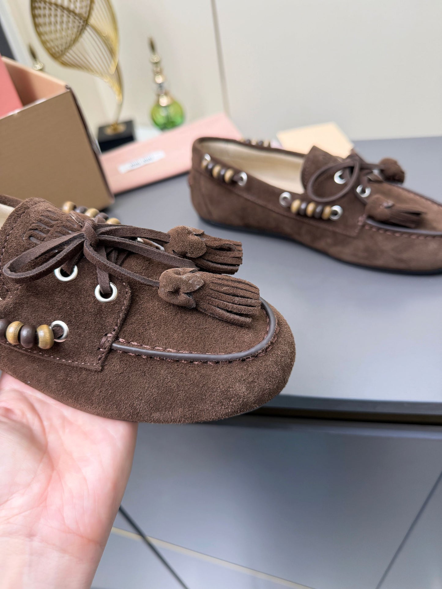 ЛОФЕРИ MIUMIU 26S З КИСТЯМИ ТА БІСЕРНОЮ ОБРОБКОЮ З ТЕМНО-КОРИЧНЕВОЇ ЗАМШІ