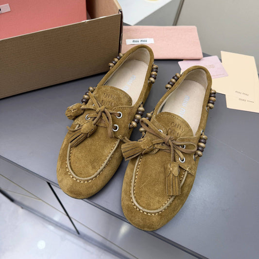 ЛОФЕРИ MIUMIU 26S ЗІ ШКІРИ ОЛИВКОВО-КОРИЧНЕВОГО КОЛЬОРУ, З ПЕНЗЛИКАМИ ТА БІСЕРНОЮ ОБРОБКОЮ
