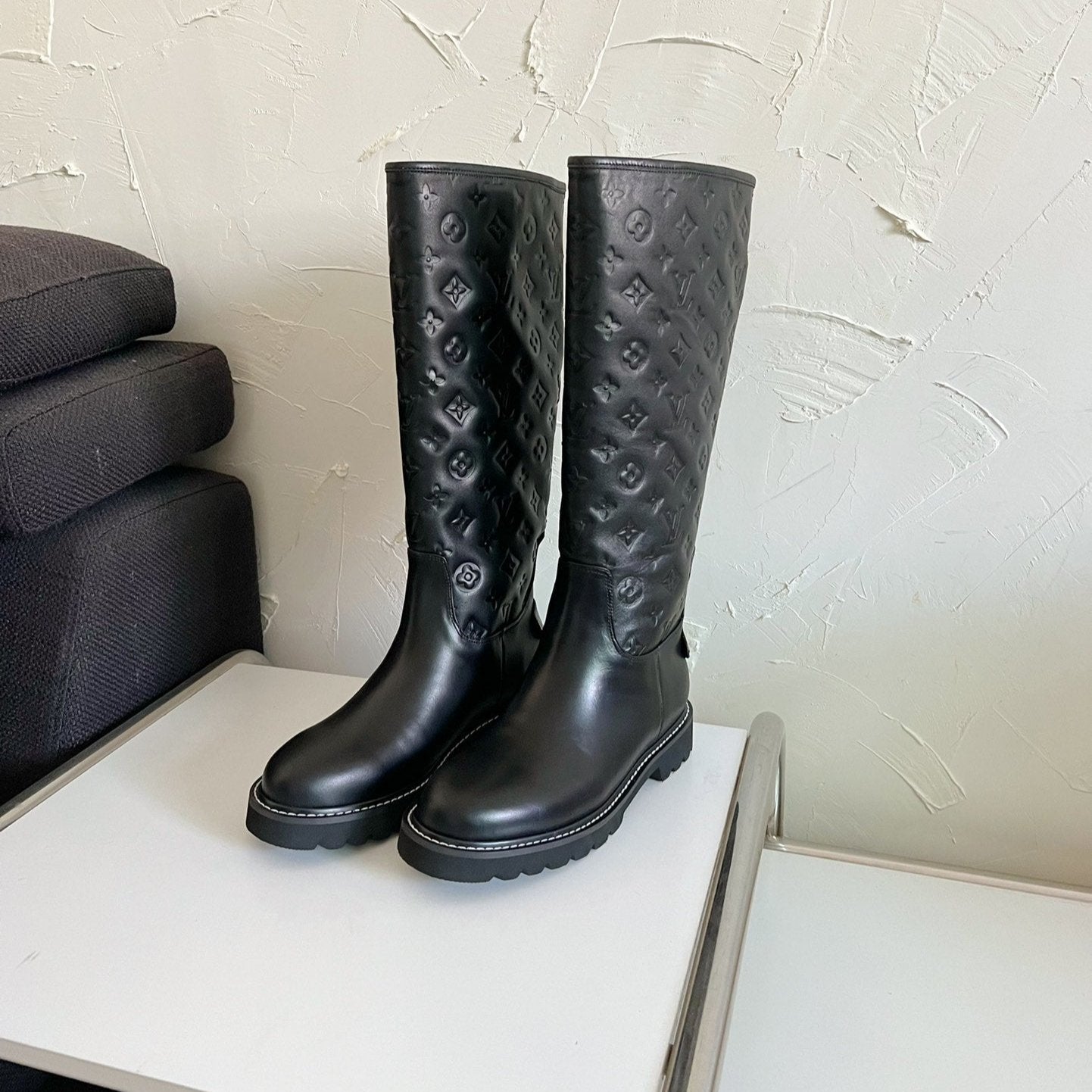 TERRITORY FLAT HIGH BOOT IN BLACK EMBOSSED CALFSKIN - 35