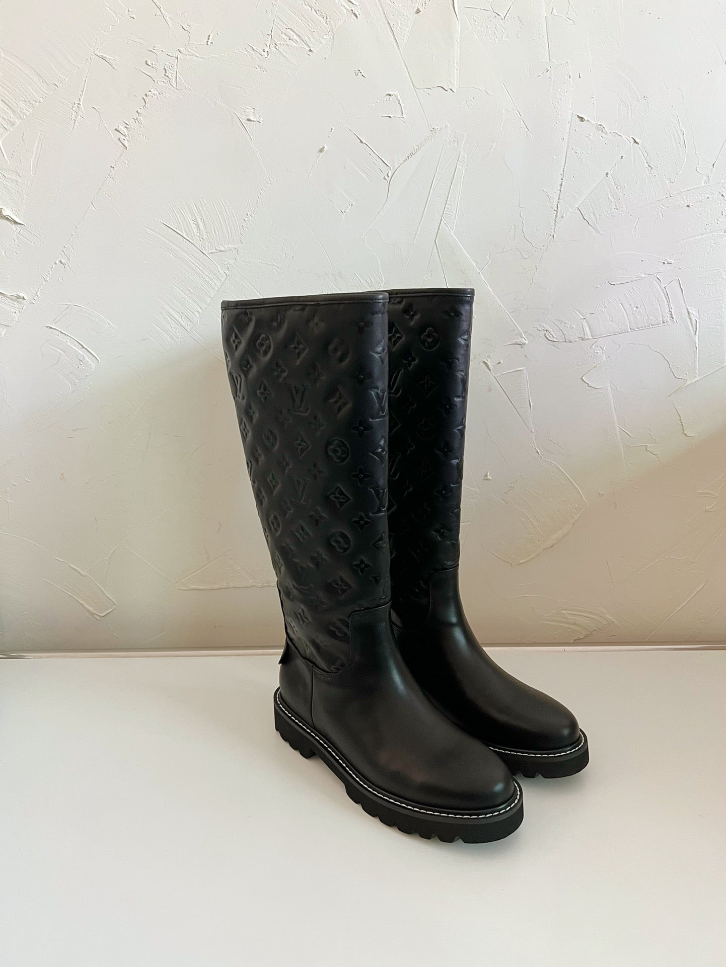 TERRITORY FLAT HIGH BOOT IN BLACK EMBOSSED CALFSKIN - 35
